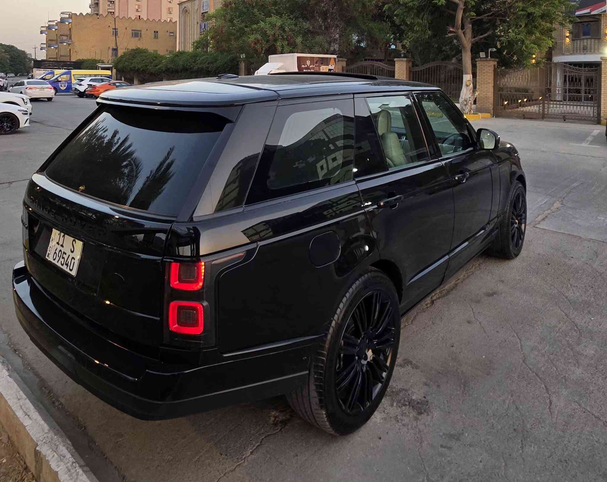 رانج روفر فوچ 2013 HSE
محرك 8 سلندر 5.0 بدون سوبر المرغوب
لون قهوائي مميز 
المواصفات
بصمه عدد 5
شاشه 
كامره 360 درجه
تحكمات ستيرن
شفتات ستيرن
تدفئه بلستيرن
الستيرن كهرباء
داخل جلد بيجي
مساج بلكشنات
تدفئه + تبريد بلكشنات
سقف كنتارا
ابواب شفط 
 الصندوق شفط
فتحه سقف بانوراما 
السيارة 4 شاشات
دوس كهربائية حساسات اماميه
حساسات خلفية
رادارات اماميه
رادارات جانبيه
جكات 3 وضعيات
تبريد 3 قطع 

نقاط عمياء ومري طي تلقائي ومري قلاب
سماعات Meridian
السياره مغلفه ppf كامل ضمان ١٠ سنوات
السيارة للبيع او المراوس حسب القناعه
موقع السيارة بغداد الدوره 
***********
