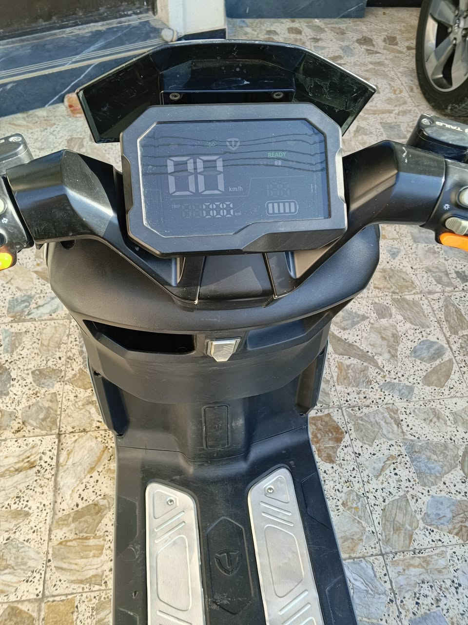 سلام عليكم 🛵 سكوتر كهربائي TAILG (ريان - RAYAN) للبيع
 النوع والماركة: TAILG (تيلج) متانة ورصانة معروفة.
 النظافة: 70% (نظيفة، كهربائيات كلها شغالة، وجاهزة للركوب مباشرة). 
الدراجه مصبوغه صبغ مرتب 
 الأداء: تمشي 75 كيلو تقريباً وبعدها تبدأ تضعف عزمها حتى تنبهك تشحنها.
 المواصفات والكهربائيات:
 شاشة رقمية (ديجيتال) تعرض السرعة ومستوى البطارية.
 لايتات أمامية LED قوية جداً + ستوب خلفي حديث وشريط إضاءة جانبي.
 كوشن عريض ومريح مع مسند ظهر خلفي للراكب.
 أرضية واسعة للأقدام مع قواعد ألمنيوم.
 السعر: مليون (وبيها مجال للشراي)
 العنوان: بغداد - الشعلة
 رقم التواصل / واتساب: ***********
