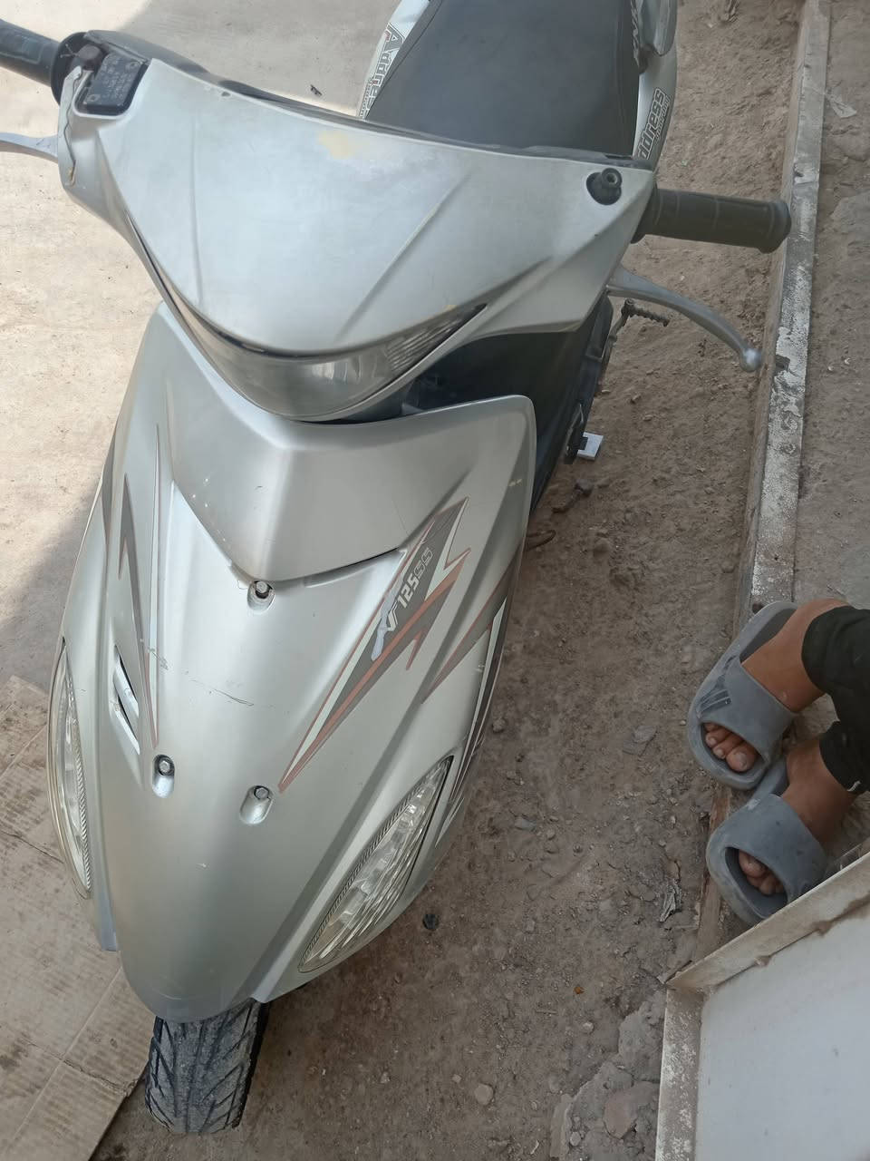 ادرس للبيع جانت شغاله وحلوه بس مادري البارحه طفت لسعر 175.... لاتصال***********
