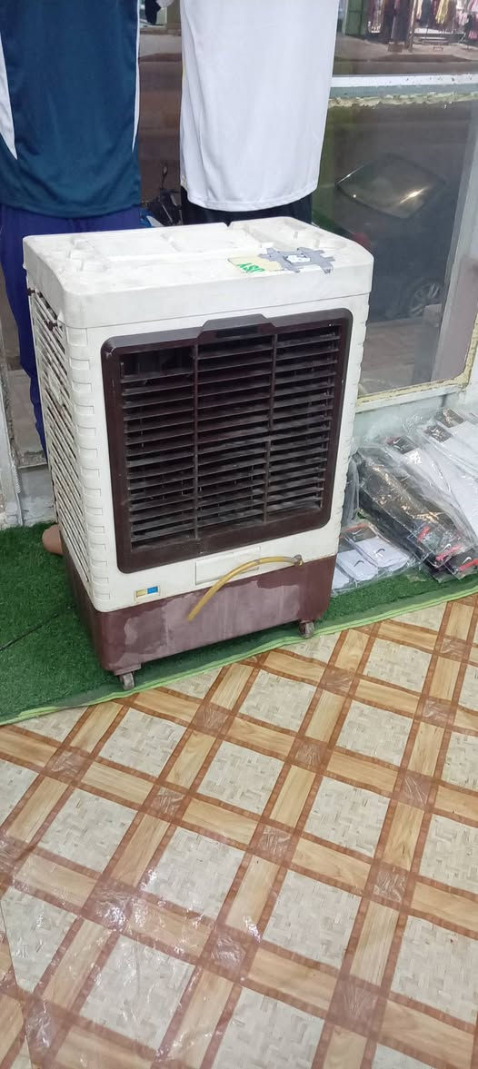 ميز مكتبي • مبردة كونفيره • كرسين