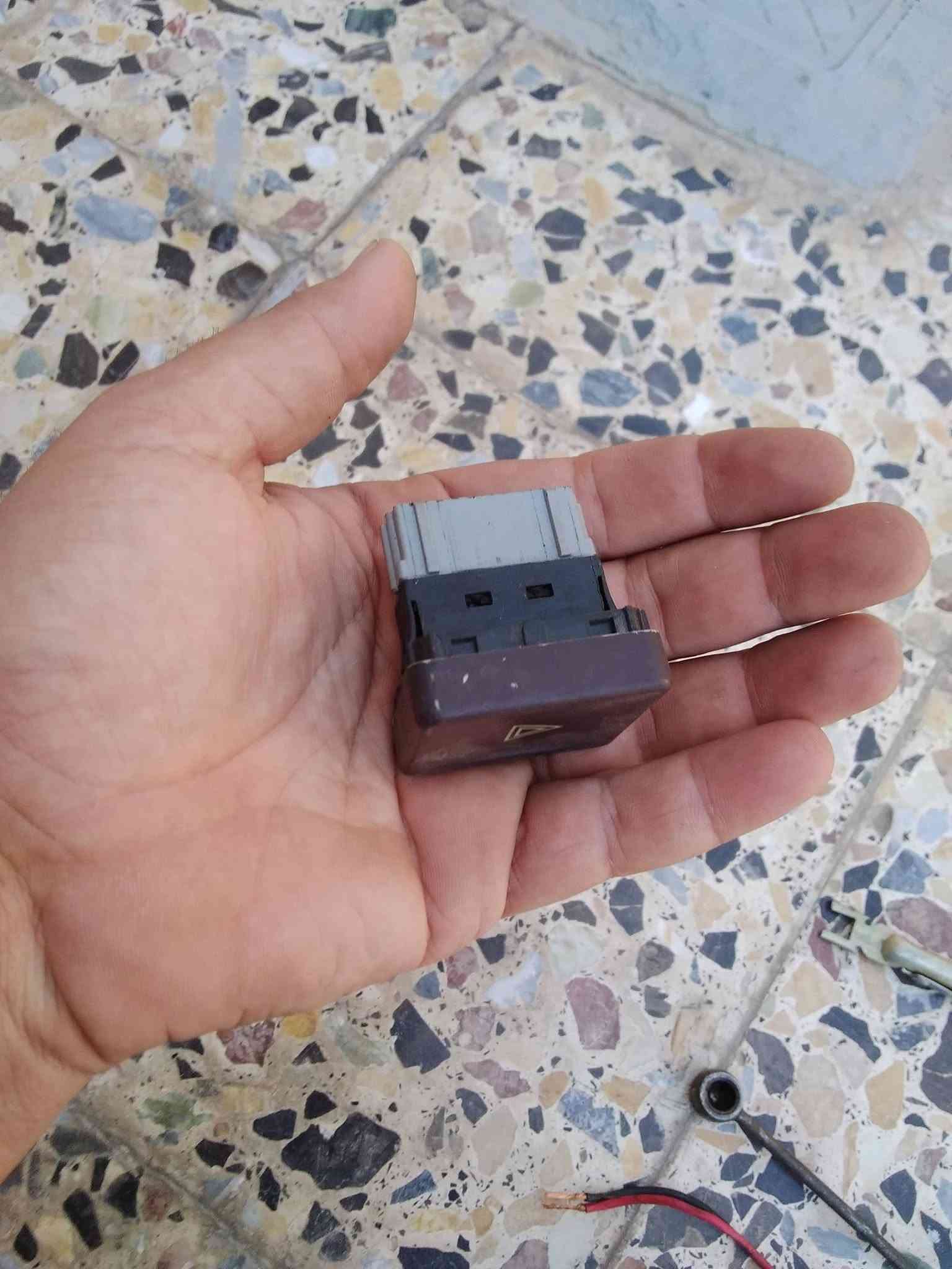 السلام عليكم غراض البيع كلشي على ٥ الف فقط الهورنات ١٠ الف مكاني الشعب ***********
