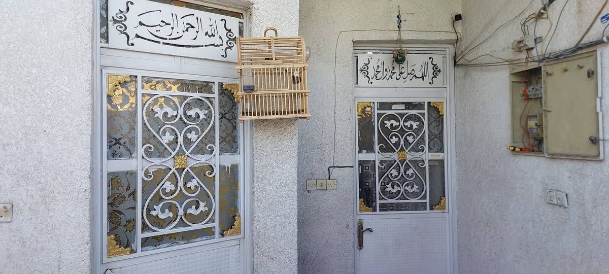 ١٣٠م • غرفتين • حي اور