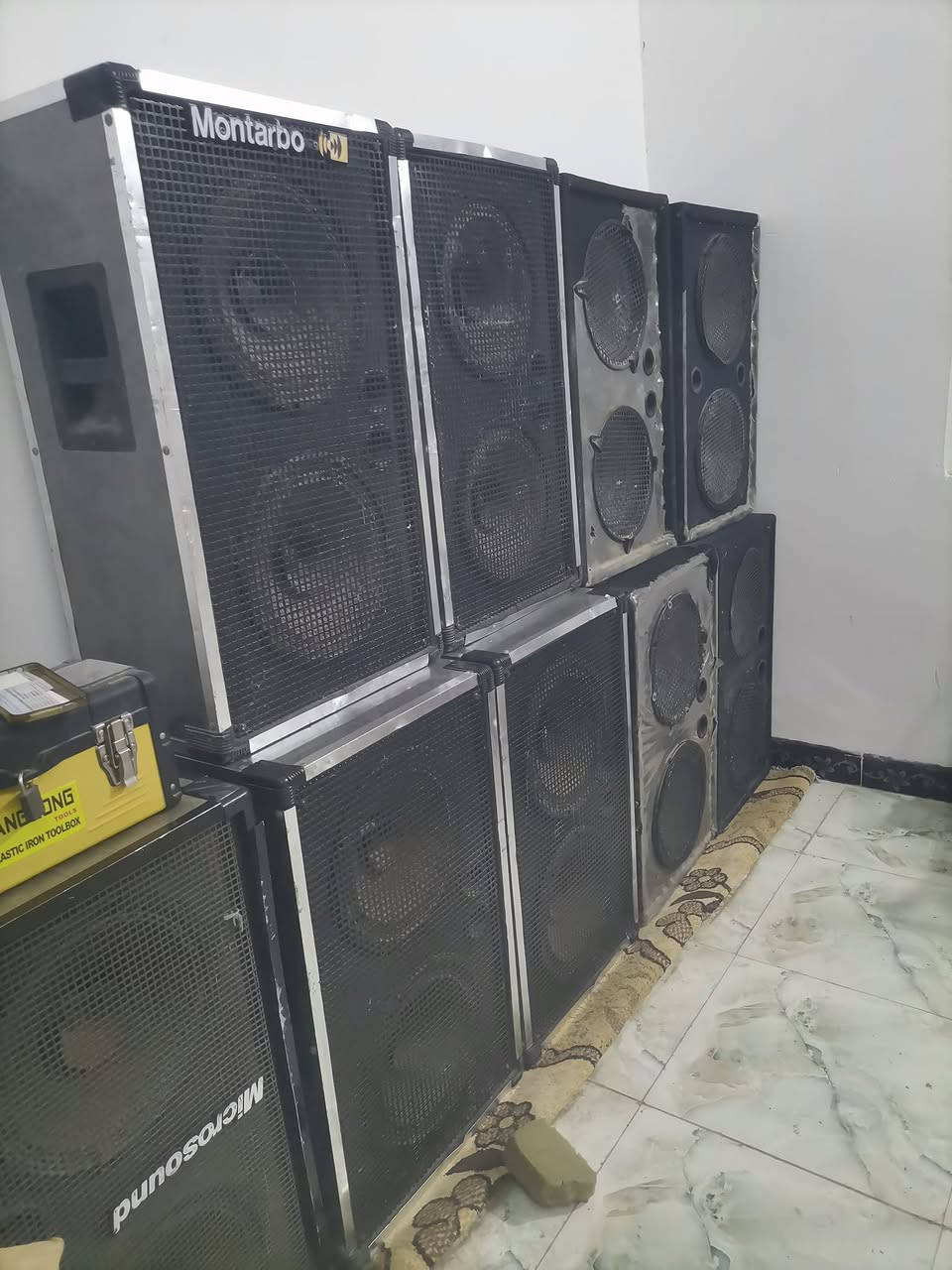 البيع سماعات اربعه يطالي وربعه هندي سماعات نضيفات. وجهاز وباور اخو جديد. سيبايات البيع وشراي يخابر  بخدمته ***********//***********. الكوت حي الجهاد
