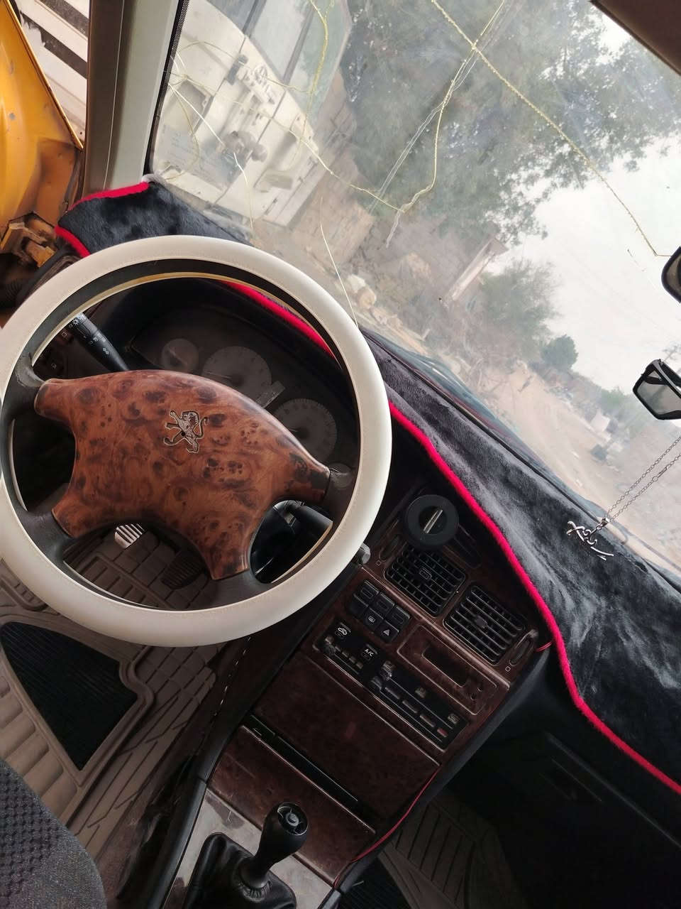 بيجو بارص موديل 10  
مكفول مكينه وكير وحداديه وتخم تاير /دوشمة گدامكم بالصور دوشمتها بلاديه جديده جانت مغلفه. 
 تبريد يشتغل بدون بروده عايزه غاز... 

(مصفرة هيئة وغرامات) 
بسم ولد صاحبي بالنجف
والسياره موقعها بالنجف

السعر 30 وبيها مجال

***********
