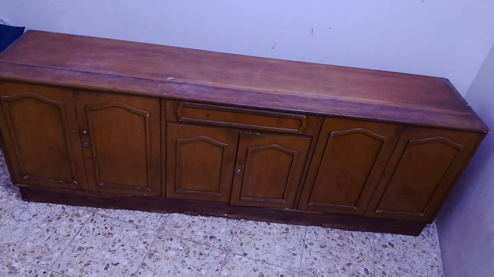 السلام عليكم، يوجد لدينا مجموعة من السجاد والمدادات للبيع بحالة ممتازة ونظيفة:
طقم مدادات (لون بني وبيج): عدد 4 قطع، نقشة كلاسيكية أنيقة.
  
مدادات / ممرات (لون أحمر وماروني): نقشات مشجرة ممتازة.
  
سجاد كبار (زولية): أشكال ونقشات مختلفة (ماروني وبني) بحالة جيدة جداً.
  
العنوان / المكان: - السلاميات.

للاستفسار والسعر والتواصل (واتساب أو اتصال): ***********
