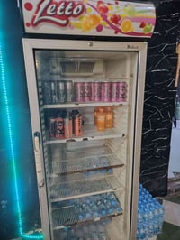 ثلاجة عرض • ١٨ قدم • بلا عيوب