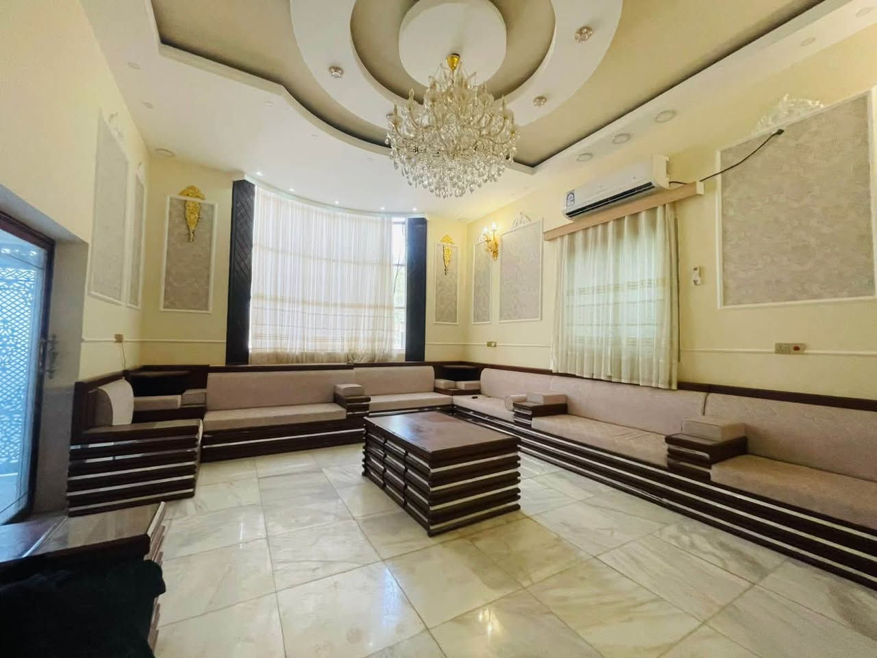 (1)6غرف نوم كبار 
(2)5صحيات ومطبخ 
(3)2050 نخله برحي ومكتوم وخلاص 
(4)500شجره حمضيات وفواكه 
(5)غرفه خارج البيت حق حارس 
(6)5محميات حق حيوانات 
رقم هاتف ***********
