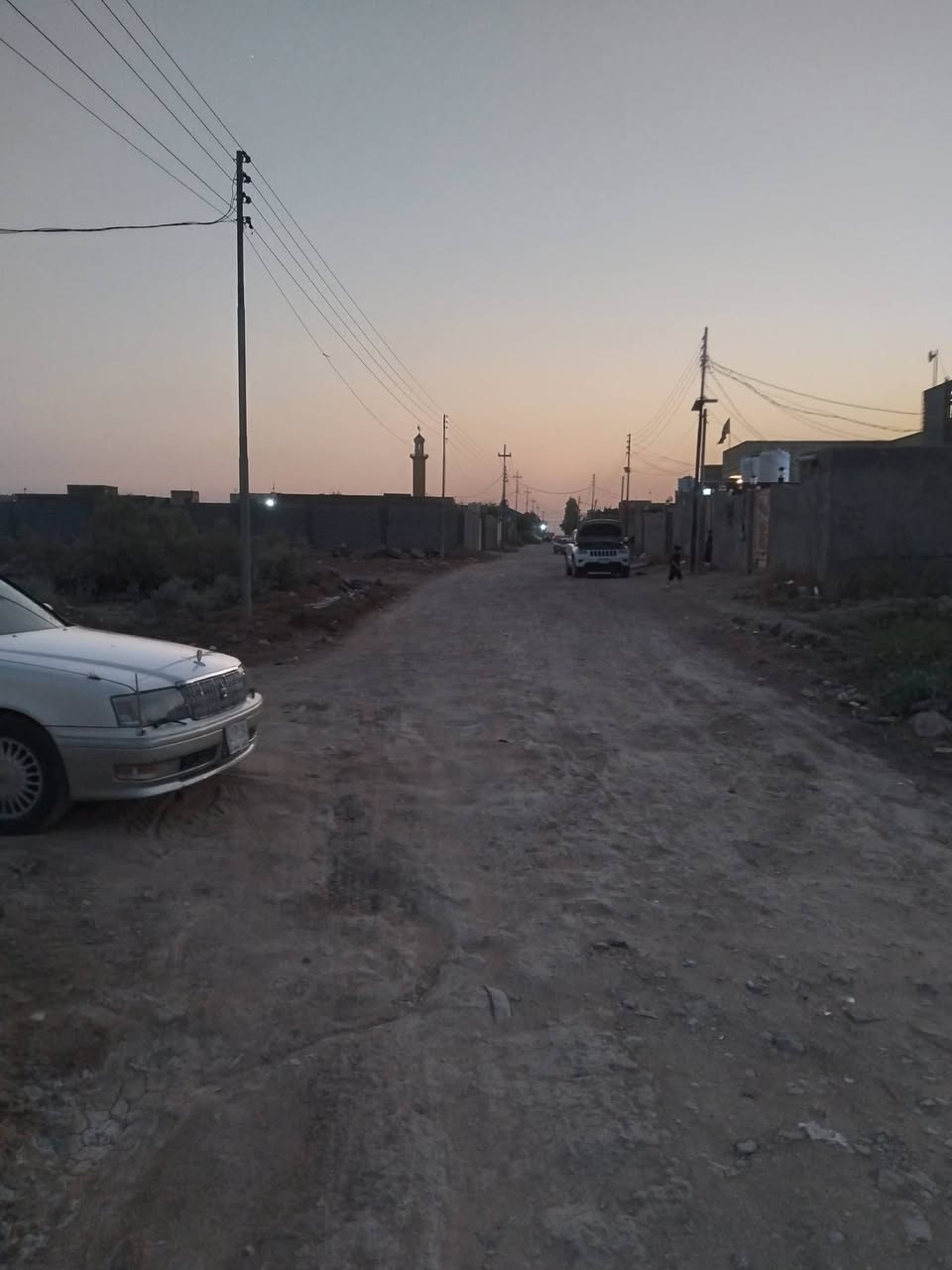 دار للبيع طابو زراعي سند مساحه 200 وفوك  بحي المصطفى قرب بانزين خانه لؤلؤه ع شارع العام قريب للتبليط بنيان غرفتين ومطبخ وصاله 8  أمتار  وديوانيه عشر أمتار كله طابوك كهربائيات درجه أوله الارضيه كونكريت الديوانيه بورسلين  والباقي ملبوخ ومبيض  بس   الارظيه عوزه  سراميك الله شاهد البيوت اليمه كله اسعارهن 100 مليون ***********
