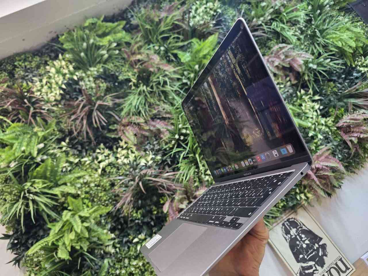کوردی_ عربي
MacBook Air M1 (2020)

ڕام: 8GB DDR5
بیرگە: 256GB SSD
تەندروستی پاتری: 94% (زۆر خاوەن و کەم بەکارهاتوو)

لەگەڵ کارتۆن و شەحنکەرەوەی ئەسڵی خۆی (with box and original charger)

تێبینی: لاپتۆپەکە زۆر خاوێنە، بێ کێشەیە و هیچ شوخت یان لێدانێکی پێوە نییە. پاترییەکەی لە دۆخێکی نایابدایە.
 
عربي
 MacBook Air M1 (2020)
الرام: 8GB DDR5
الهارد (التخزين): 256GB SSD
صحة البطارية: 94% (ممتازة جداً واستخدام نظيف)

يجي مع الكارتون (العلبة) والشاحن الأصلي بالكامل.

الجهاز بنظافة الوكالة، بدون أي عيوب أو شخوط، والبطارية ممتازة وتطول بالشحن. متواجد في [أربيل/العراق].

Wareen for laptops 
Erbil sultan muzafar street
وەرین ستۆر بۆ لاپتۆپ هەولێر شەقامی سوڵتان مزەفەر 
محل ورين للابتوبات اربيل شارع سلطان مظفر أربيل, العراق
