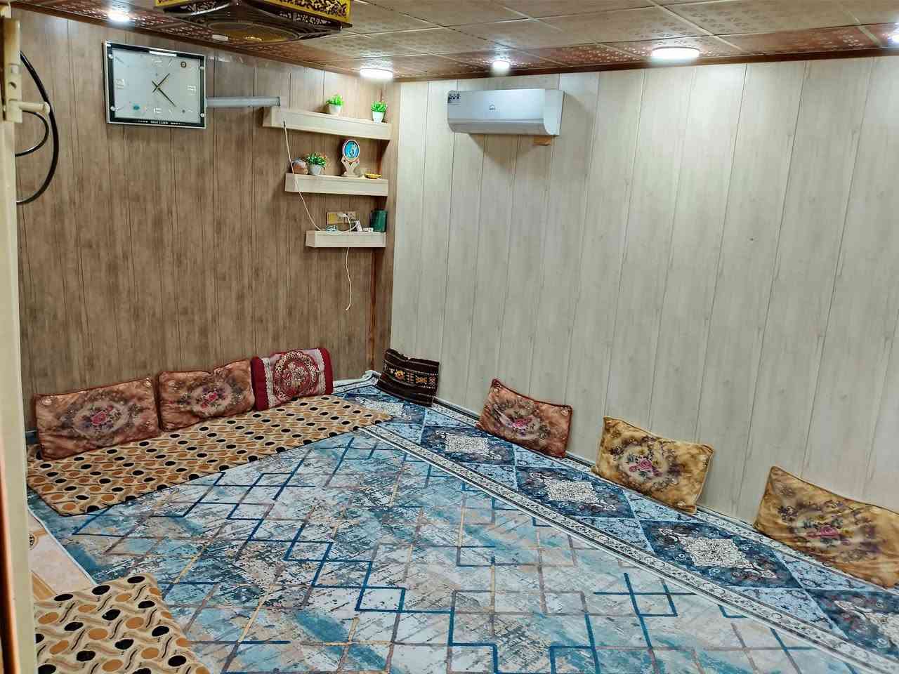 السلام عليكم 
دار للبيع مساحه 100متر طابو زراعي سند 25 قريب على الامام الحمزه يبعد عن الامام 300متر الموقع فرع عدي السعدي ابو الشتايكر الشوراع تبليط مع مجاري داخليه و خارجيه البيت مكون من طابقين الطابق الارضي صاله +استقبال+ غرفه + مطبخ +حمام داخلي الطابق الثاني بي غرفه ومخزن للغراض السعر 40    
للاستفسار على هذا الرقم ***********
