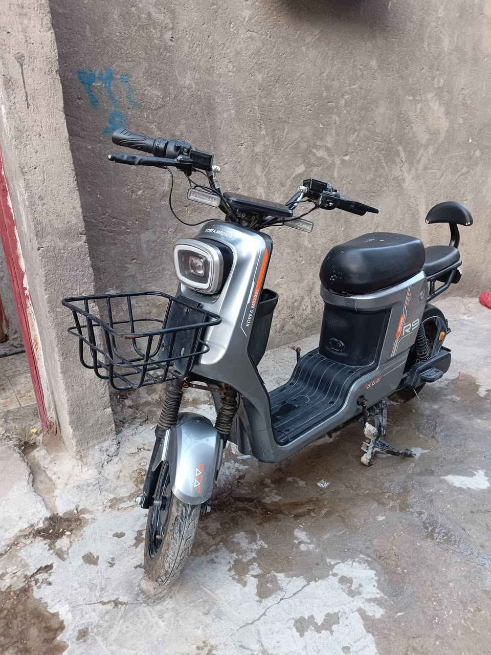 R9 
نضيف
بطارياته عطلانه الان تركنا يعني نقص بطاريات
ماخذي 525 ويا وصل معرض 
ويا سويج ثنين
شتغل بصمة وسويج وكارت 
ويا شاحنه
رايدي 250 وبي مجال لشراي 
‏‪***********‬‏
