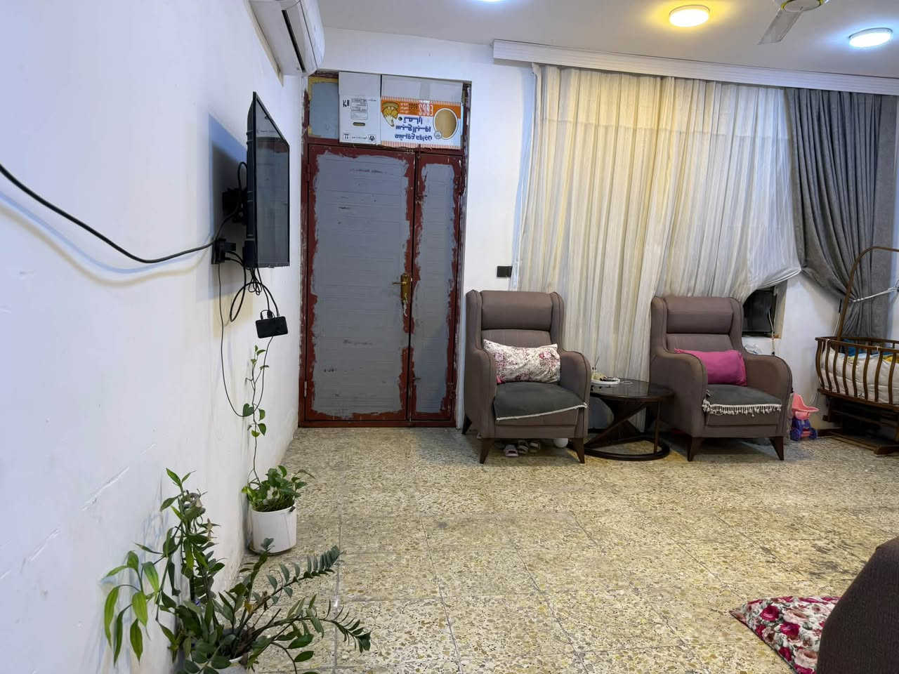 السلام عليكم
بيت للبيع موقع بغداد الكرخ الشرطه الرابعه خلف كباب أبوعلي شارع العريض شارع ١٥
مساحه ٤٦متر 
الواجه ٥ونص 
النزال ٨ونص 
يحتوي ع صاله ومطبخ وصحيات 
الطابق الثاني غرفتين نوم وحده ٥ونص في ٥
والثانيه ٣في٢ونص وحمام 
مع بيتونه وسطح 
للتصال ***********
للعلم صنف البيت طابو صرف
