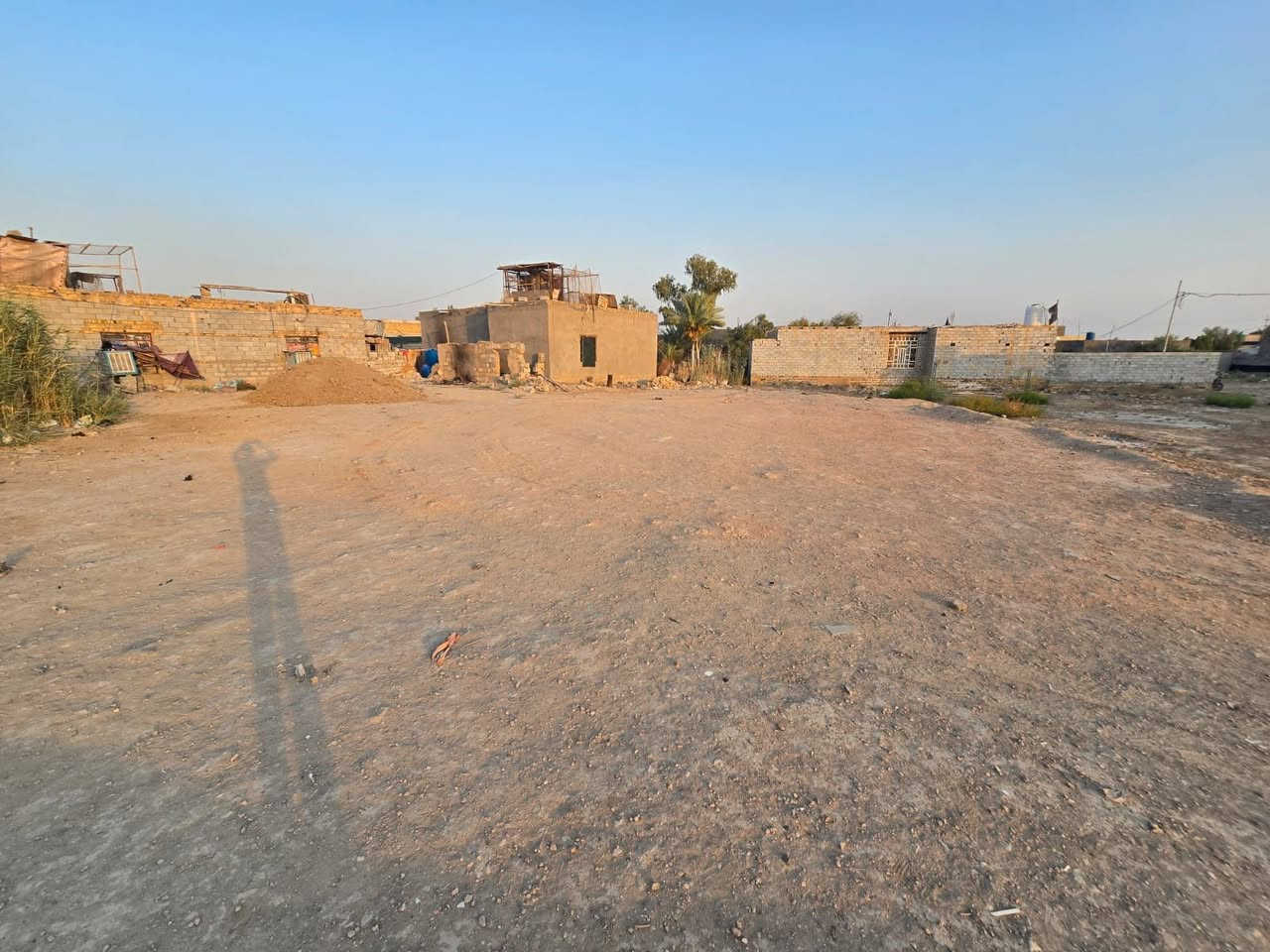 السلام عليكم عرصه للبيع مساحته 300م  سند 25مدور بسمك مباشر مكان مميز قريبه الشارع العام مكان حي العطاء قريبه ع مدرسة العطاء متوفر كافت الخدمات اي ستفسار ع رقم صاحب العرصه ***********
