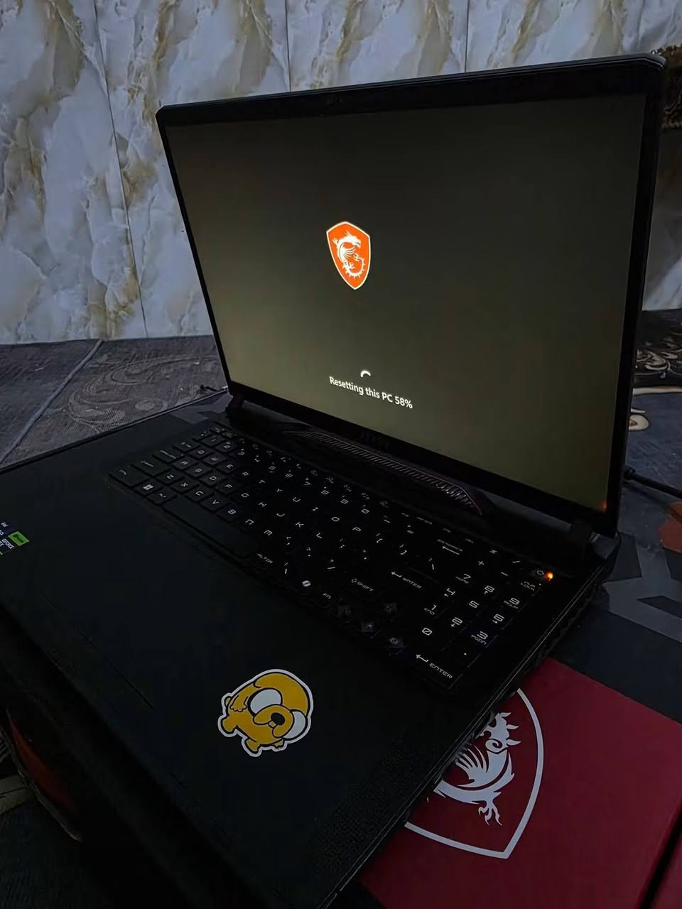 MSI Raider اعلى فئه ضمن مجموعه msi 
GE68 HX 
 لابتوب مفولة موصفات و نظافة ماعدى كم شخط بسيط بيها 
 Intel Core i9-14900HX (جيل 14، بـ 24 نواة)
Nvidia RTX 4070  (بقدرة كاملة 140 واط) 8 كيكا
(RAM): سعة 16 جيجابايت من نوع  DDR5 5600hz.
التخزين: هارد 512 جيجابايت SSD من نوع NVMe PCIe Gen4 فائق السرعة.
الشاشة: مقاس 16 بوصة، بدقة +FHD أبعاد (1920×1200)، وتردد 144 هرتز.
البطارية: ضخمة جداً بسعة 99.9 واط/ساعة.
الاتصال: يدعم أحدث Wi-Fi 7 
السعر مليونين بيها مجال بسيط 
عنوان كربلاء 
***********

