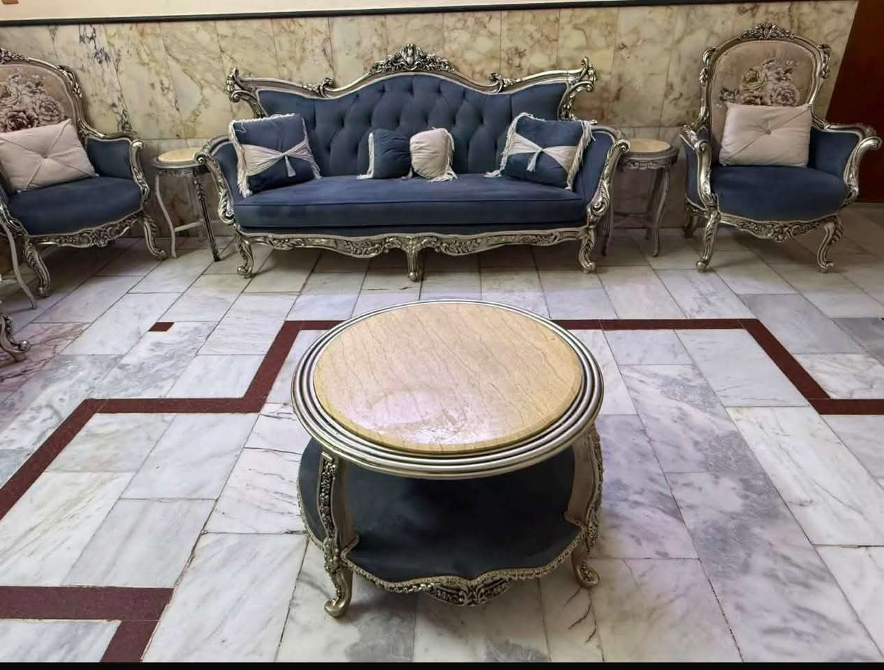 سلام عليكم طخم 10مقاعد +4طبلات+طبله وسطيه سعر مليون 850وبي مجال للاستفسار مراسله واتساب ***********
