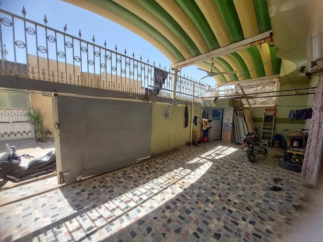 دار للبيع مساحة ١٤٠ متر طابقين يحتوي على طارمة جبيرة 
استقبال صالة ومطبخ ومكشوفة وغرفة صحيات داخلية وخارجية الطابق الثاني ٣ غرف نوم وصالة وحمام 
العنوان شارع المطار الجديد قرب قاعة الياسمين سعرة ٩٠ وبي مجال الاستفسار ***********
***********
