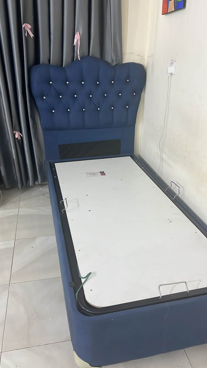 غراض للبيع نضيفه جدددا  للاستفسار ***********
