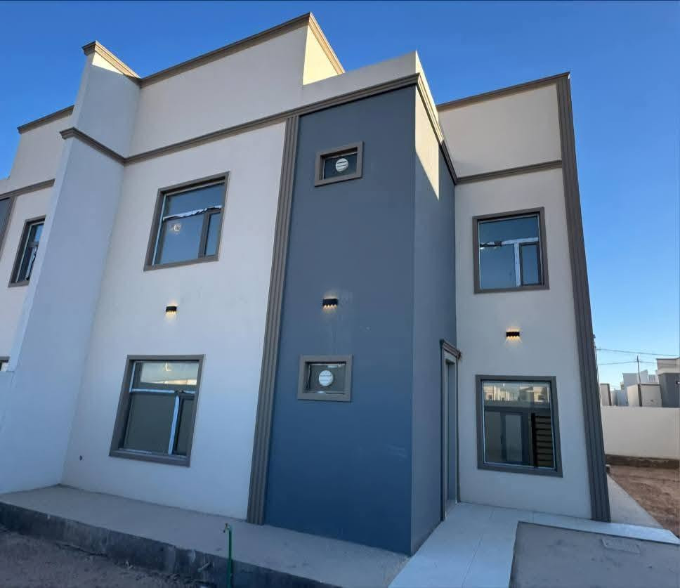 🏠 دار للبيع في مجمع الاميرات الثاني السكني
السعر 121 مليون  باقي عليه قرض عقاري فقط 74 مليون، 
الموقع مميز: مجمع الاميرات 2 المربع الرابع خلف الساحه بصف الركن .

دار طابقين – مساحة 250م – جاهز للسكن فوراً: 
• 3 غرف أحدهما سويت – استقبال كبير 
• صالة – مكشوفة 
• مجموعة صحيات عدد 3 + مكشوفة
• مطبخ – كراج سيارة
• 🌿 حديقة عدد 3 
اماميه + جانبي + خلفيه
✨سعر مناسبة جداً مقارنة بالموقع وبالسوك وبي مجال

👇 
📞 اتصال / واتساب:
***********
***********

