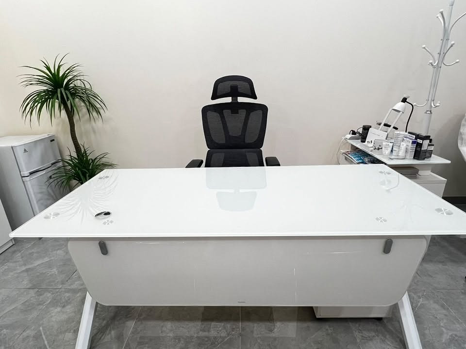 ميز  جام مع ملحقاته  (طبلة وسطية  وميز جانبي )جديد 
الموقع بغداد 
السعر250 الف  

+964 770 458 5342

نص مكتوب في الصور:
- طبيبة الأسرة
