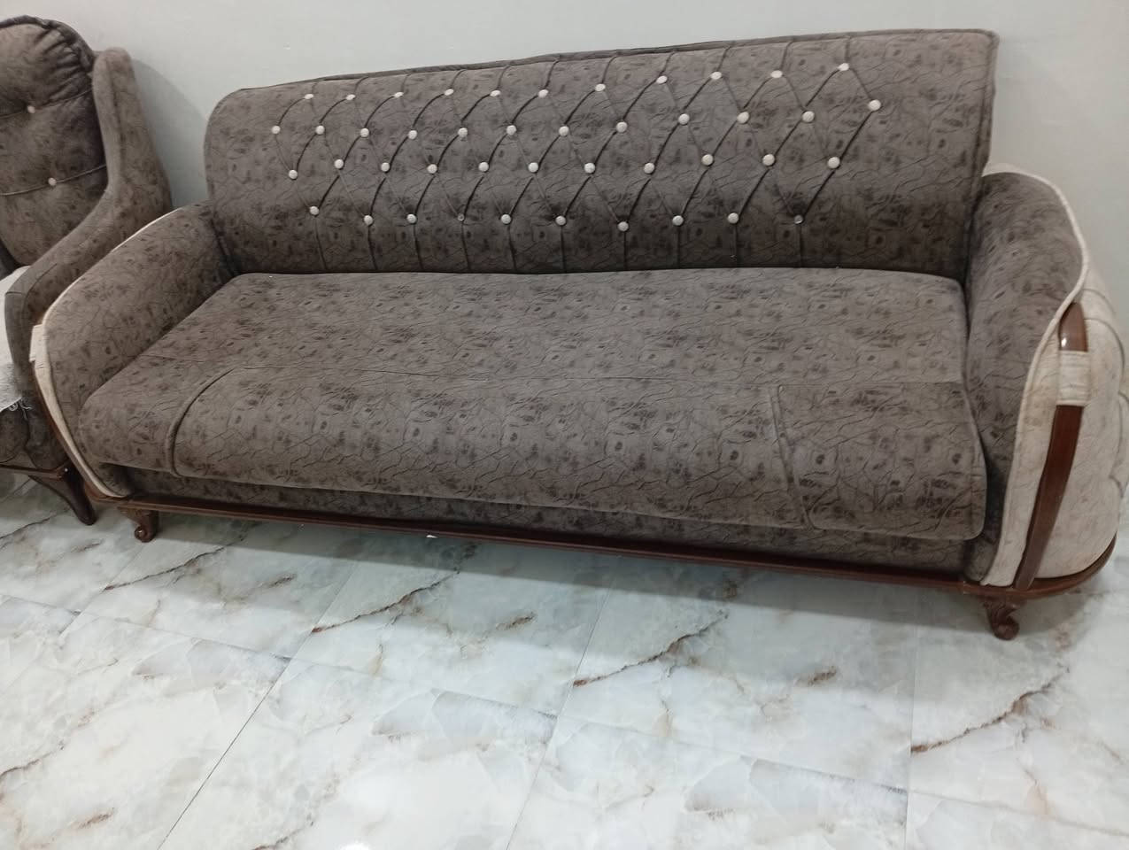 نضيف جدا ومرتب وضخم ١٠ مقاعد سبب البيع استقبال اصغير والتخم ضخم بي ضرر رجل مكسوره ومتوفره من صفحه حركة نركيله بسيطه ٦٥٠ وبي مجال
