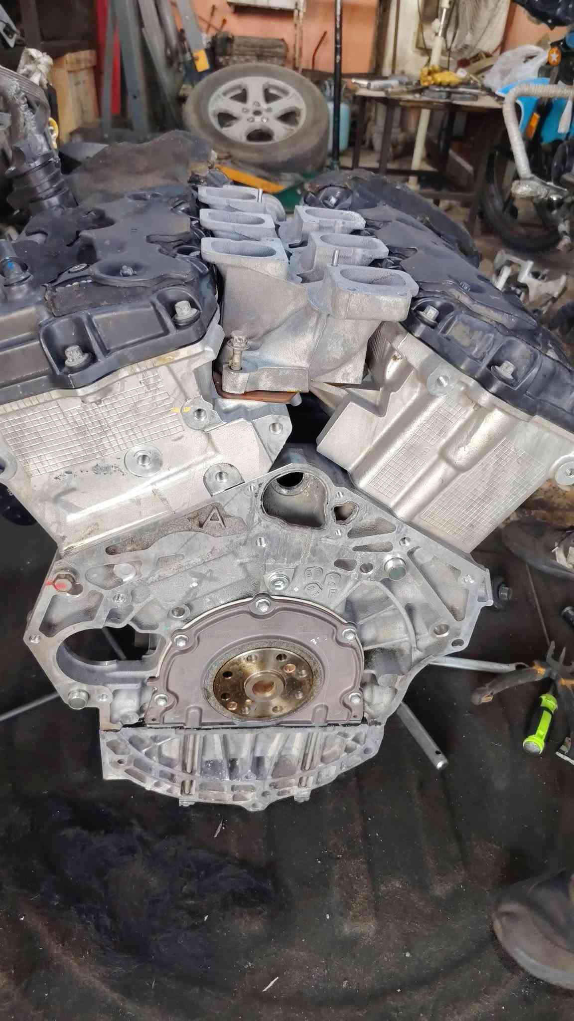 🚘⚙️ تبديل محرك جديد لسوزوكي XL-7 ⚙️🚘

تم بحمد الله إنجاز عملية تبديل محرك جديد لسوزوكي XL-7، مع إجراء صيانة وتجهيز شامل قبل التركيب لضمان أفضل أداء واعتمادية للمحرك.

🔧 تفاصيل العمل:

🔹 غسل وتنظيف المحرك الجديد بالكامل من الداخل والخارج، وإزالة جميع الترسبات والأوساخ.

🔹 استبدال جميع الجبن والواشرات  حسب طلب الزبون، لضمان عدم حدوث أي تسريب مستقبلاً.

🔹 استبدال أذنين الگير الدائريات بقطع جديدة.

🔹 استبدال دجات  وقواعد المحرك الجانبية، لضمان ثبات المحرك والتخلص من الاهتزازات.

🔹 تجديد ظفيرة المحرك بالكامل بسبب حالتها المتهالكة جداً، مع استبدال الفيش التالفة وإعادة ترتيب وعزل الأسلاك بصورة فنية وآمنة.

🔹 رفع ومعالجة جميع الجطلات والمشاكل الموجودة قبل تركيب المحرك.

🔹 فك إنجكترات الوقود وغسلها بجهاز الموجات فوق الصوتية، مع فحص الرش والمعايرة والتأكد من تساوي أداء جميع النوزلات.

🔹 إعادة ربط وتنظيم منظومة المراوح والتأكد من عملها بصورة صحيحة.

🔹 غسل حوض السيارة وحجرة المحرك بالكامل بواسطة البخار المضغوط، وإزالة الزيوت والأوساخ المتراكمة قبل تنزيل المحرك الجديد.

🔹 تركيب المحرك وإعادة ربط جميع المنظومات والظفيرة والأنابيب، مع فحص الزيوت والسوائل وإجراء الفحص النهائي بالكمبيوتر.

🔥 والنتيجة: تشغيل المحرك من أول نَگرة سلف، بصوت هادئ وأداء ممتاز والحمد لله.

━━━━━━━━━━━━━━

🔧 ورشة أنور سوزوكي وإكونوكس

📍 العنوان: كربلاء – الحي الصناعي – البلوك الثاني – شارع السايدين (سايد الدخول)

📞 ***********
📞 ***********

⭕ ورشة أنور – خبرة، دقة وضمان بالعمل
