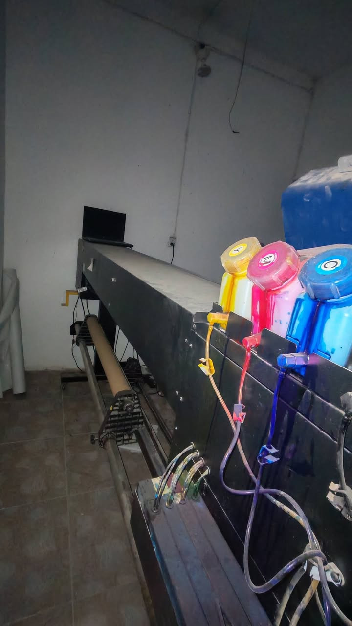 S2000
مشتريها من شركة الحسام للاعلانات قبل 8 أشهر ب 4750
ابيعه ب 2 ونص و بيها مجال 
الطابعة دبل هيد XP600
حااليا بيها بس هيد واحد نص عمر
مكاني كوت 
***********

