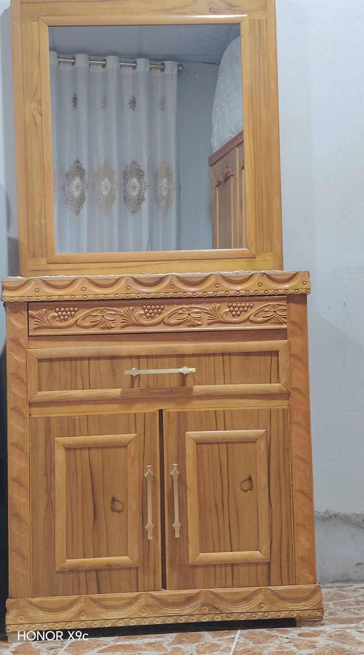 ميز اتوليت
فصال خشب عراقي صاج
شرط النظافه
السعر 125
التوصل على رقم ***********

نص مكتوب في الصور:
- HONOR X9c
