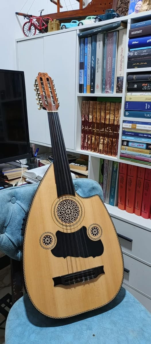 🎵🎶🎶للبيع عود تركي كهربائي/هوائي، مستخدم ونظيف وبحالة جيدة، ومناسب للعزف المباشر وكذلك التسجيل.

🔹 الصناعة: تركية 🇹🇷
🔹 مرتبط بـ Çankaya Müzik – Ankara
🔹 الملصق يحمل اسم Sadettin Sandal – Emekli Albay
🔹 عود تركي بتصميم وزخارف مميزة جداً
🔹 كهربائي + هوائي
🔹 يحتوي على نظام التقاط للصوت للعزف  على جهاز مضخم صوت
🔹 صوت العود الهوائي واضح وطبيعي
🔹 شكل مميز جداً وفتحات صوتية متعددة
🔹 العود مستخدم وليس جديد، والحالة موضحة بالصور
🔹 الإلكترونيات شغاله 100%

💰 السعر: 800 الف دينار عراقي
💬 قابل للتفاوض للجاد فقط
***********
العنوان ذي قار
توجد خدمة توصيل
