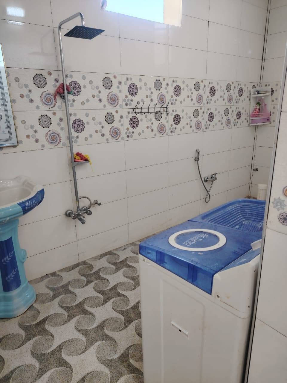 بيت للبيع مساحه 200 متر ع طريق السنيه السياحي داخل مجمع توحيد مقابيل المدارس ***********
