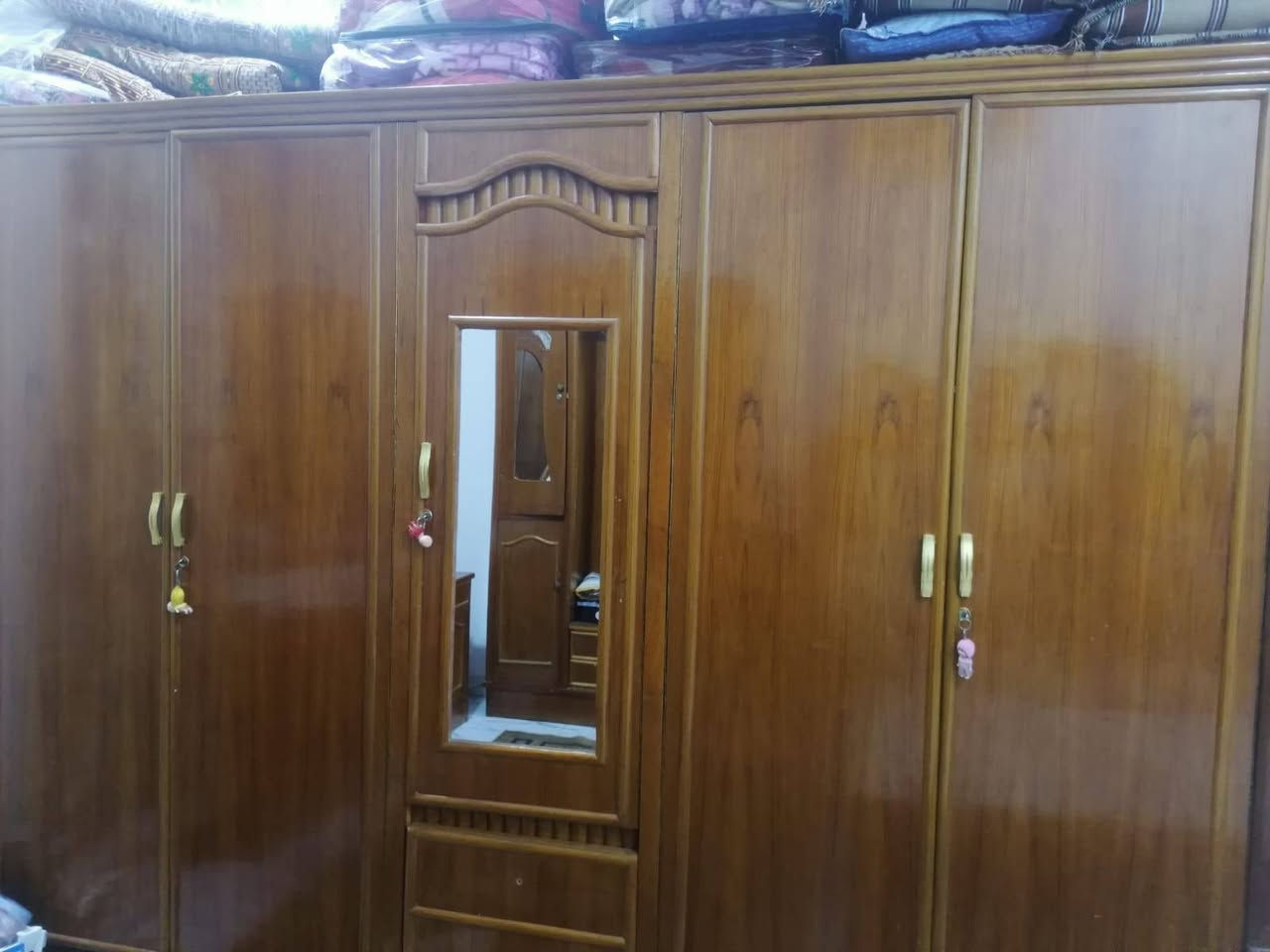 سلام عليكم غرفه تفصال مو سوكاويه خمس بيبان حلوه رادله ترتيب كلش قليل السعر ب٧٠٠ وبيه مجال رقم الجوال *********** ع واتساب
