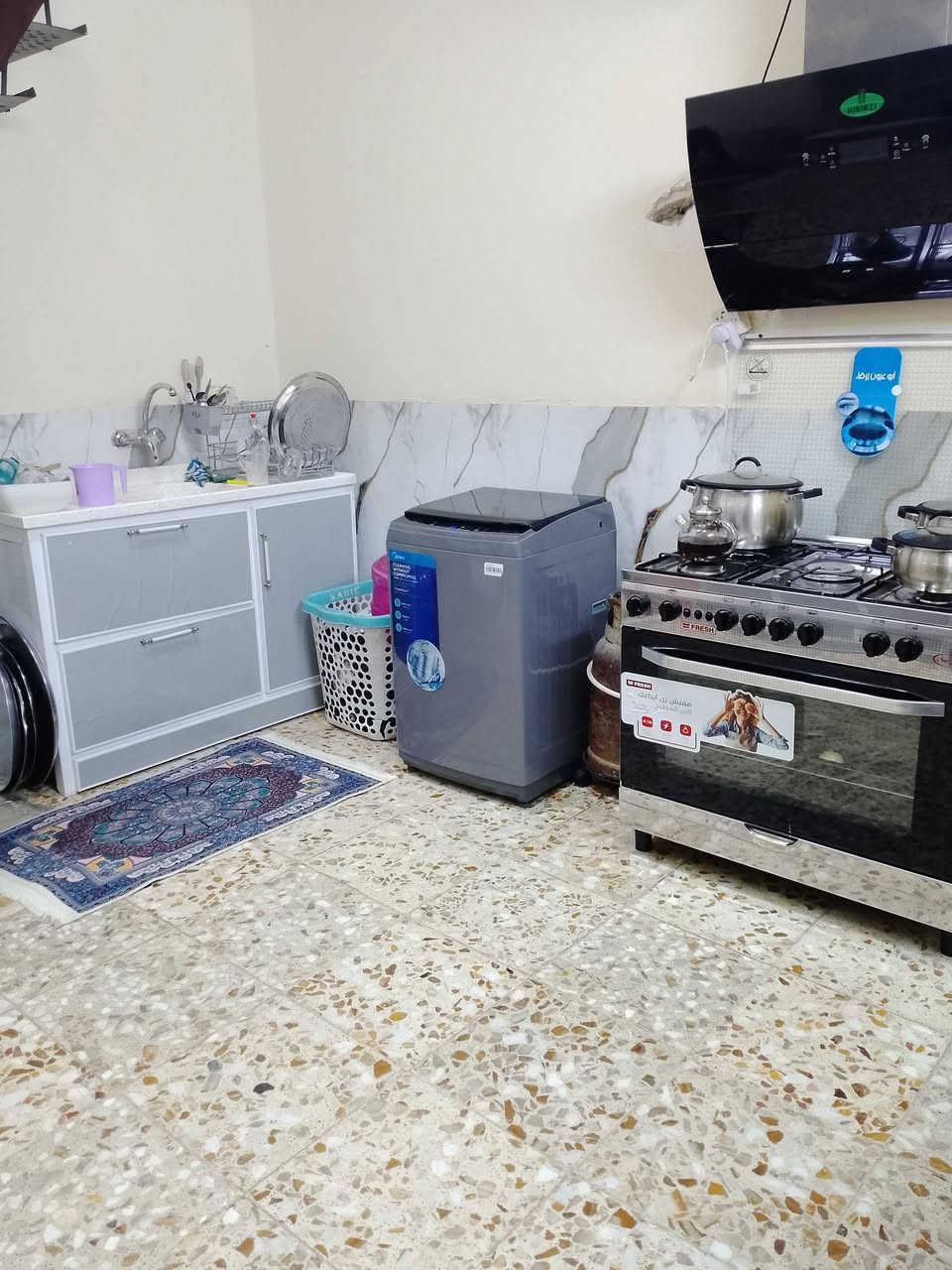 السلام عليكم بيت للبيع الشعب حي البساتين على الشارع العام مال التكاتك يم انشاءيه ابو قتيبه واقع حال مشمول بل تطويب 100متر طابق ونص سعره 50و مجال الغرفه الفوك سندويش والستقبال هم والباقي صب وسقوف ثانويه ومرتب ***********بي واتساب
