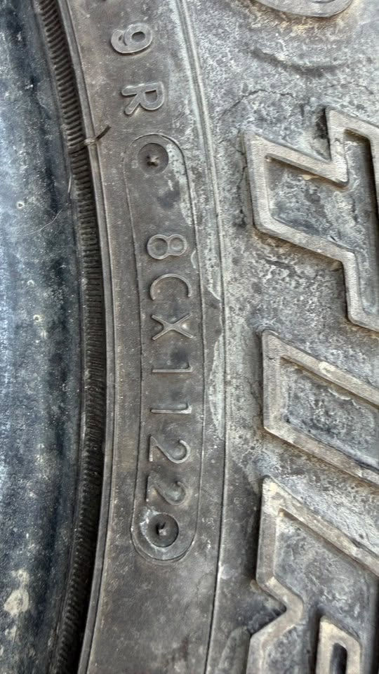 تايرات للبيع
بحاله جيدة
عدد ٤
وياها فلنجات و ستدات
245/65R17
المكان اربيل 
***********
