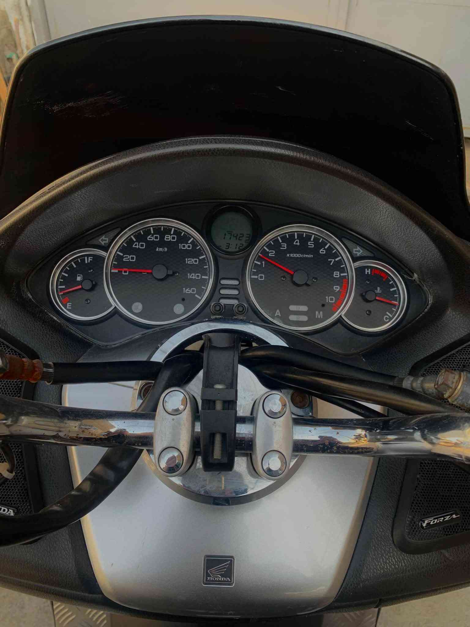 للبيع ادراجه نوع فورزه 09كرستال
دراجه نضيفه سوفت عينك اي عطل ما بيها 
ماشيه 17الف 4تحويلات 7نمر الگير 
علايم ذهبيه ويل ذهبي تايرات جديد
تجوه عاليه مراي نيكل دوسات نيكل بلادي 
كلها بلاديه ستان كهربا سايد بريك شغال 
كلها شغاله ما بيها اي مشكله فقط الگلج 60\100
معدل 140 صالنصه رياضي بلادي صوت حلو 
اوراق كامله منفيز ومكاتبه مشتريها من معرض بسمي 
استعمل قليل مديل 2009 كفرات نضيفات كدامك شوفهن احله من الصور صار عندي نضوح دهن بسط
فتحتها بدلت واشر القبق ونگطع النضوح قبل ٨اشهر من سويته مكينه فوال ناعمه رون 1ونص سويتلها ادامه كامله 
دهن گله موتل بانزين محسن  مكاني بغدادالجديده 
سعر مليون ٣٠٠ ضمان تاخذها من باب البيت 
ما متواجد عل فيس فقط تصال ***********
