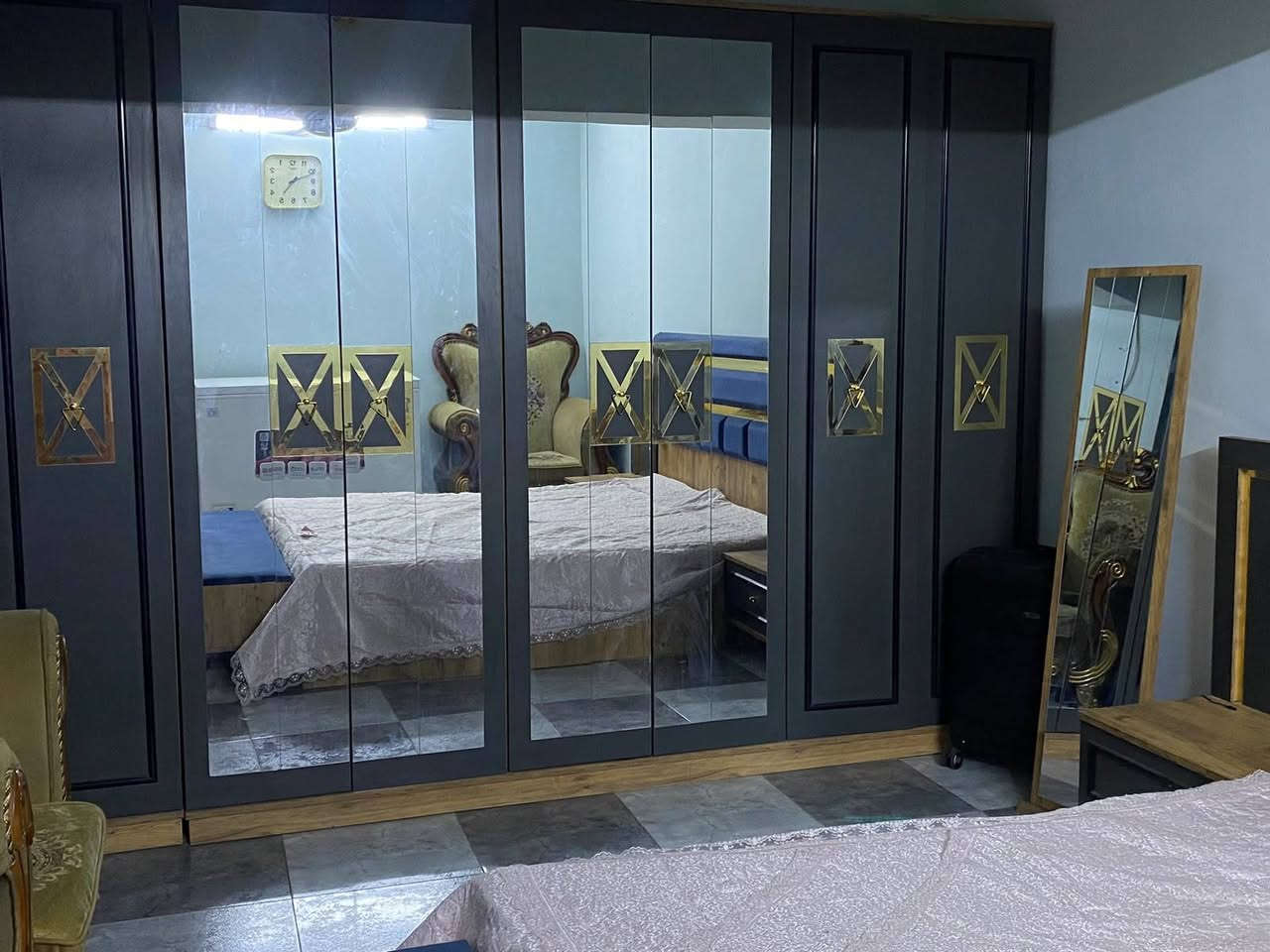 السلام عليكم غرفة نوم ٨ قطع نظيفه حيل سعر ٦٥٠ مكان بغداد حي العامل
***********
