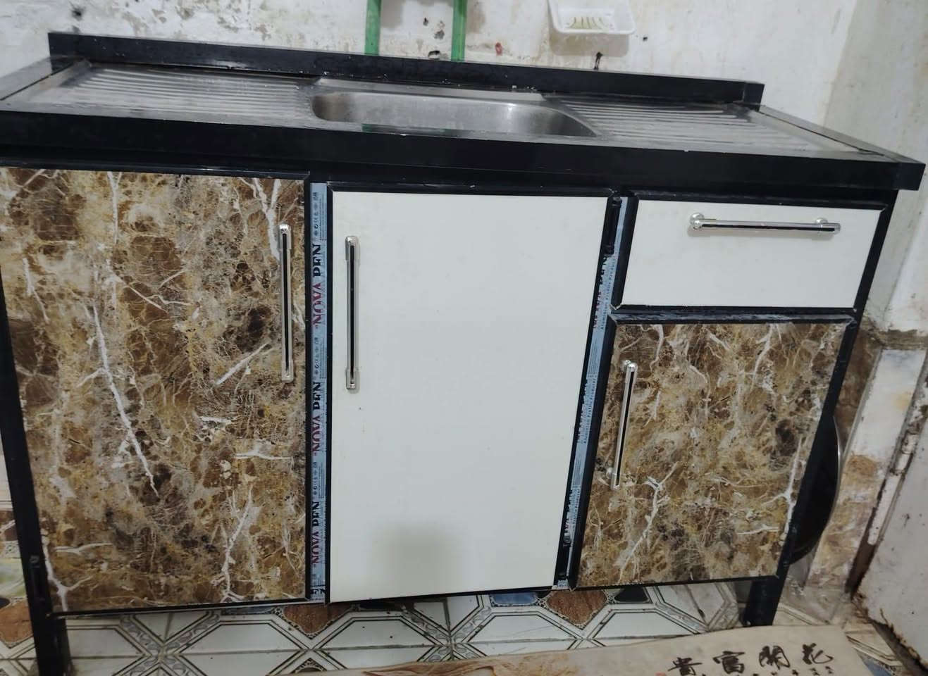 الكاونتر الازرق مترين ارضي وملحق بي سنك السعر 225 وبي مجال والسنك الجوزي متر وربع كلش نظيف جديد السعر 100 مكاني الشطرة قرب معارض السيارات الشراي يراسل خاص
