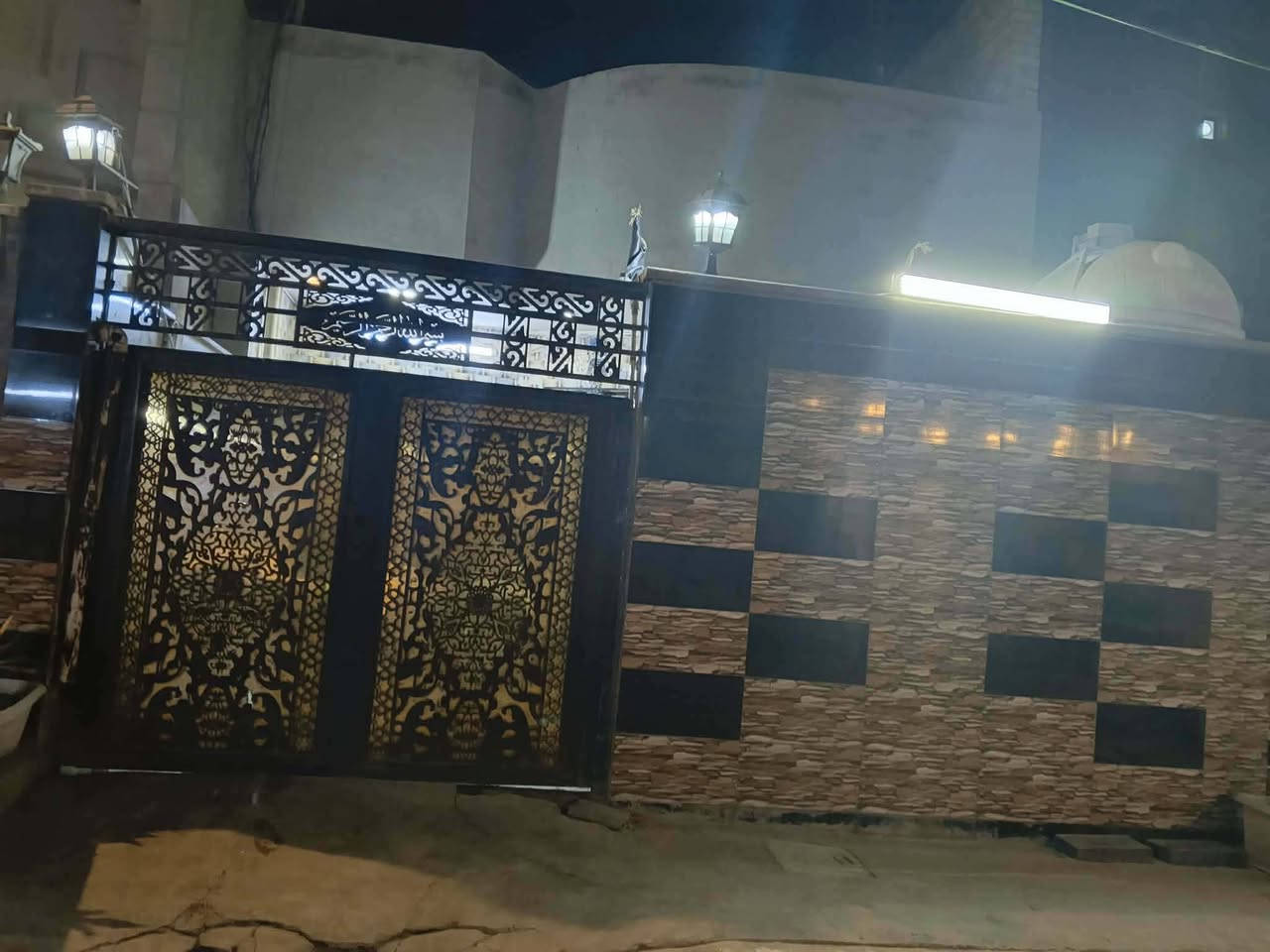 السلام عليكم عندي بيت زراعي للبيع 125 متر   2 غرف نوم استقبال وصالة كبيره
+ تبليط ومجار ومي الكهربائية 🌹🌹
منطقة هادئه
 ٣ حمامات  بناء 2025 بغداد الامين الثانيه شارع المكاتب فرع مخبز الساعدي بالبدايه قريب طابو  ***********
