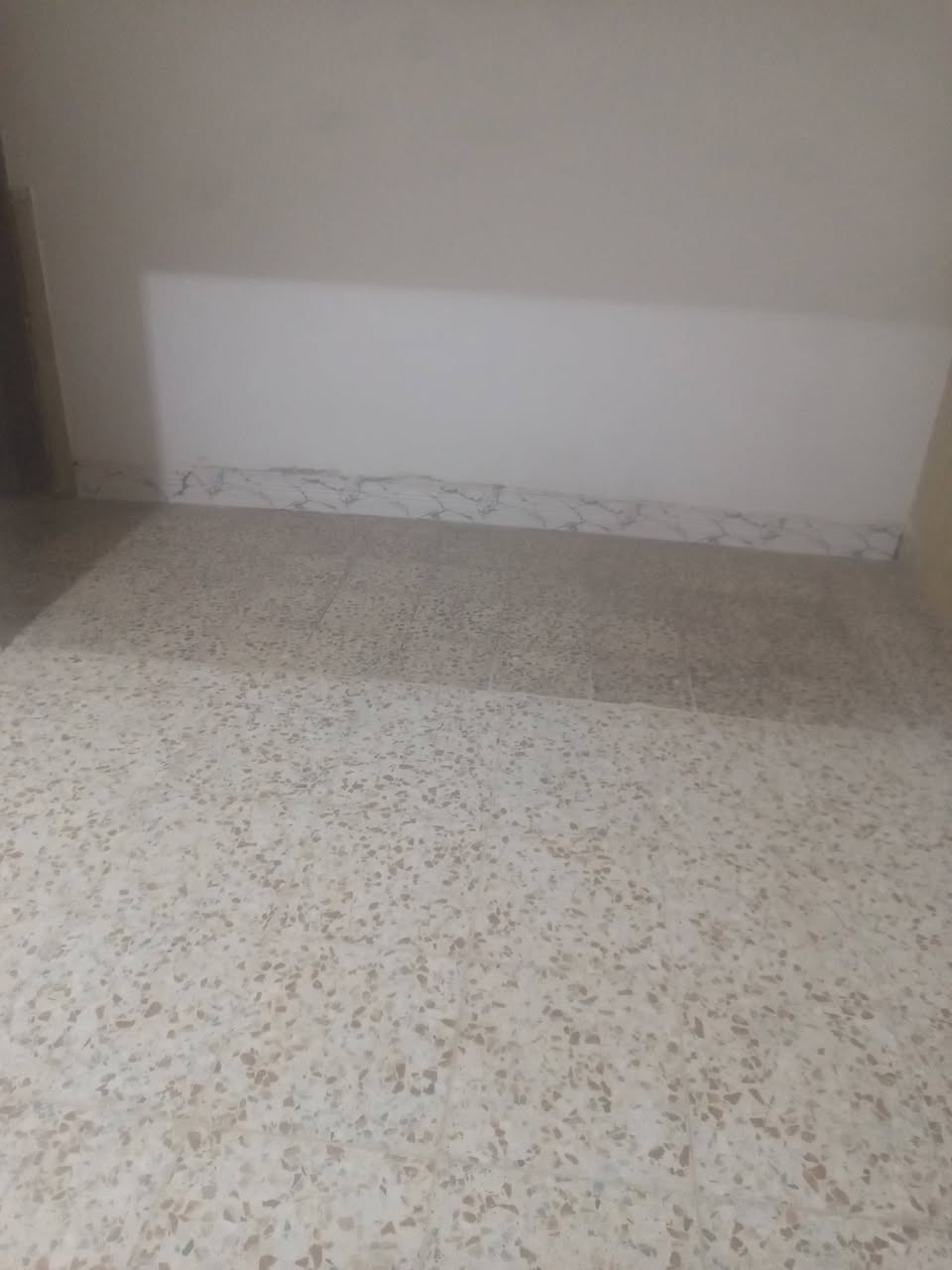 بيت للايجار طابق واحد حي السواق غرفتي انا وصاله مطبخ وصحيات النجف الاشرف مكتب حي السوا
***********
