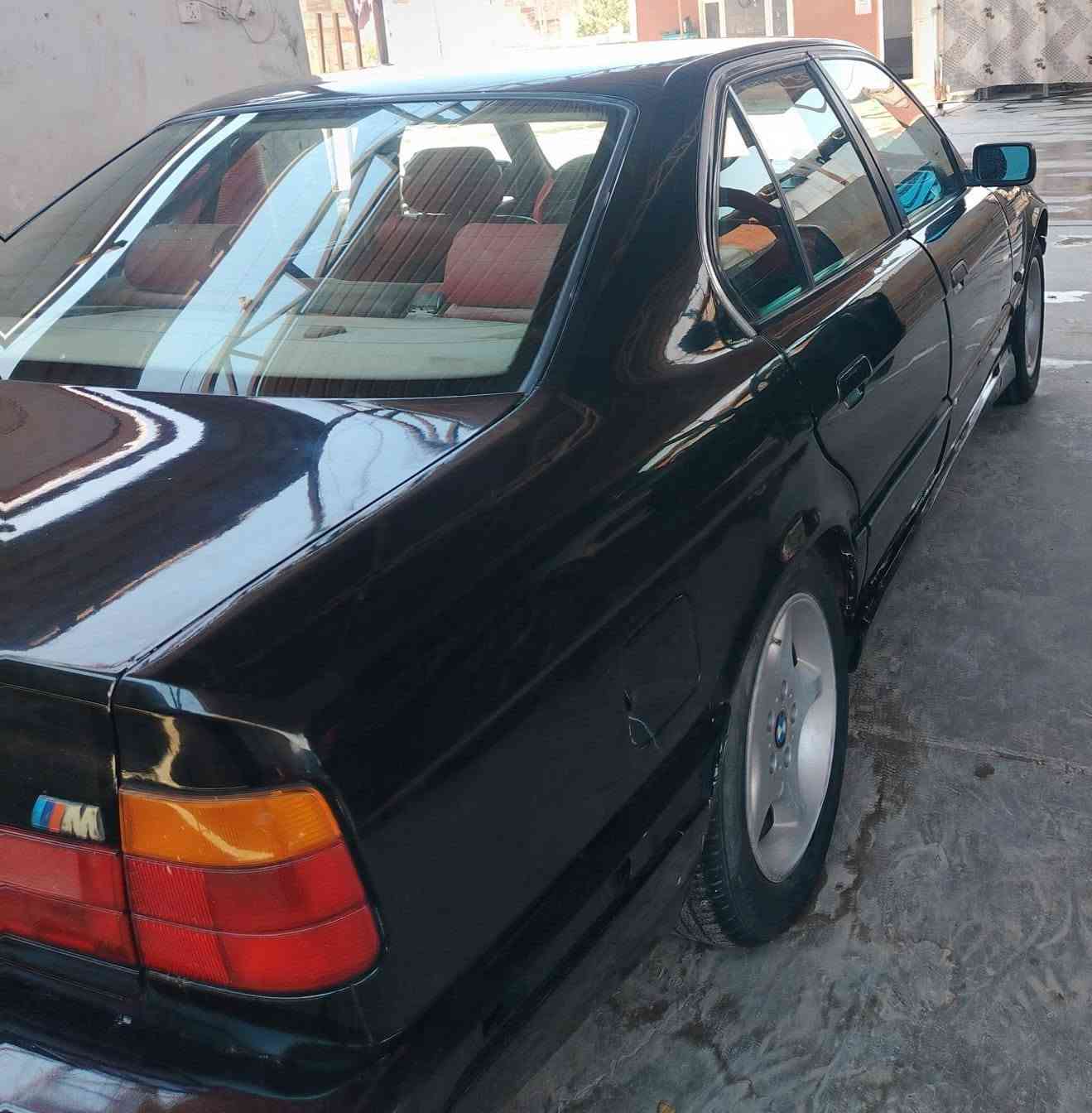 السلام عليكم
                                                                          BMW للبيع 
رقم بغداد الجديد والسنويه جديده بأسمنه
موديل ٩٤
السيارة نظيفه جدا ومكينه جديده وصبغ كامل فرن حراري قبل فترة صبغتها السيارة جاهزه من كلشي مكاني الديوانية 
للأستفسار ***********
