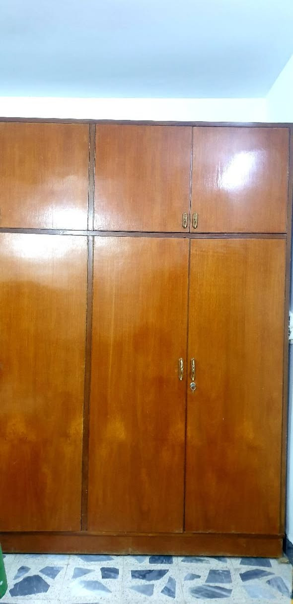 مساء الخير عندي هاي الغرفة مكونه من كنتور ٦ ابواب مع ملحق حيل نظيف
و ميزتواليت و زاوية و الخ زاوية مثلثة 
سعرها ٤٠٠  بيع مستعجل 
المكان برطلة  
الرقم ***********
