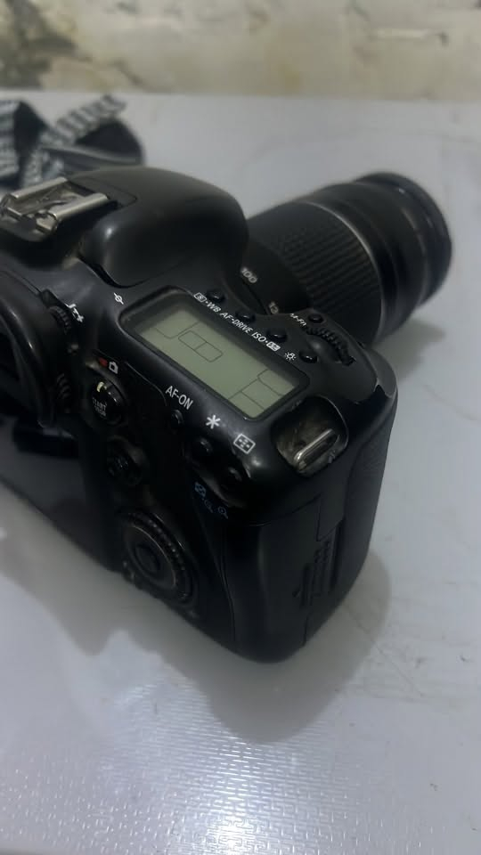 كانون D7 mark1
كامره نضيفه جداً وياه زوم 75/300 بي كسر بل اطار مو بل عدسه وما مأثر ابد بطاريه وجنطه وكيبل نقل وشاحنه سعر 600 تواصل واتساب ***********
