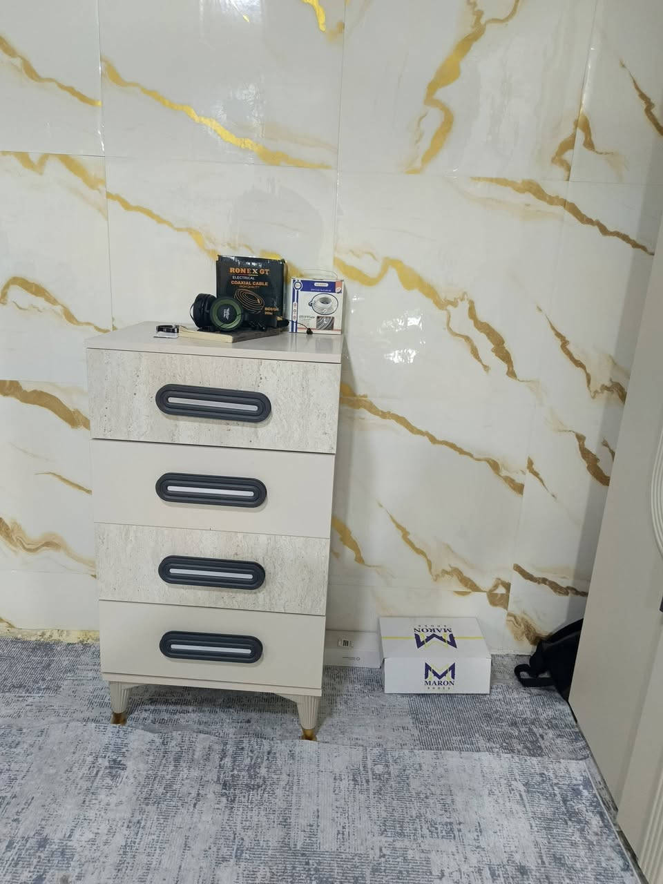 غرفه كامله تركي.بس جيب عريس هيه والمندر طبي والنزله غير مستخدمه جديده ماخذه 100 والغرفه استعمال اقل الشهرين ماخذه ب مليون و 600 
الله شاهد والوصل موجود سعره كامله مليون و100 وبيه مجال 
رقمي *********** فقط واتساب
