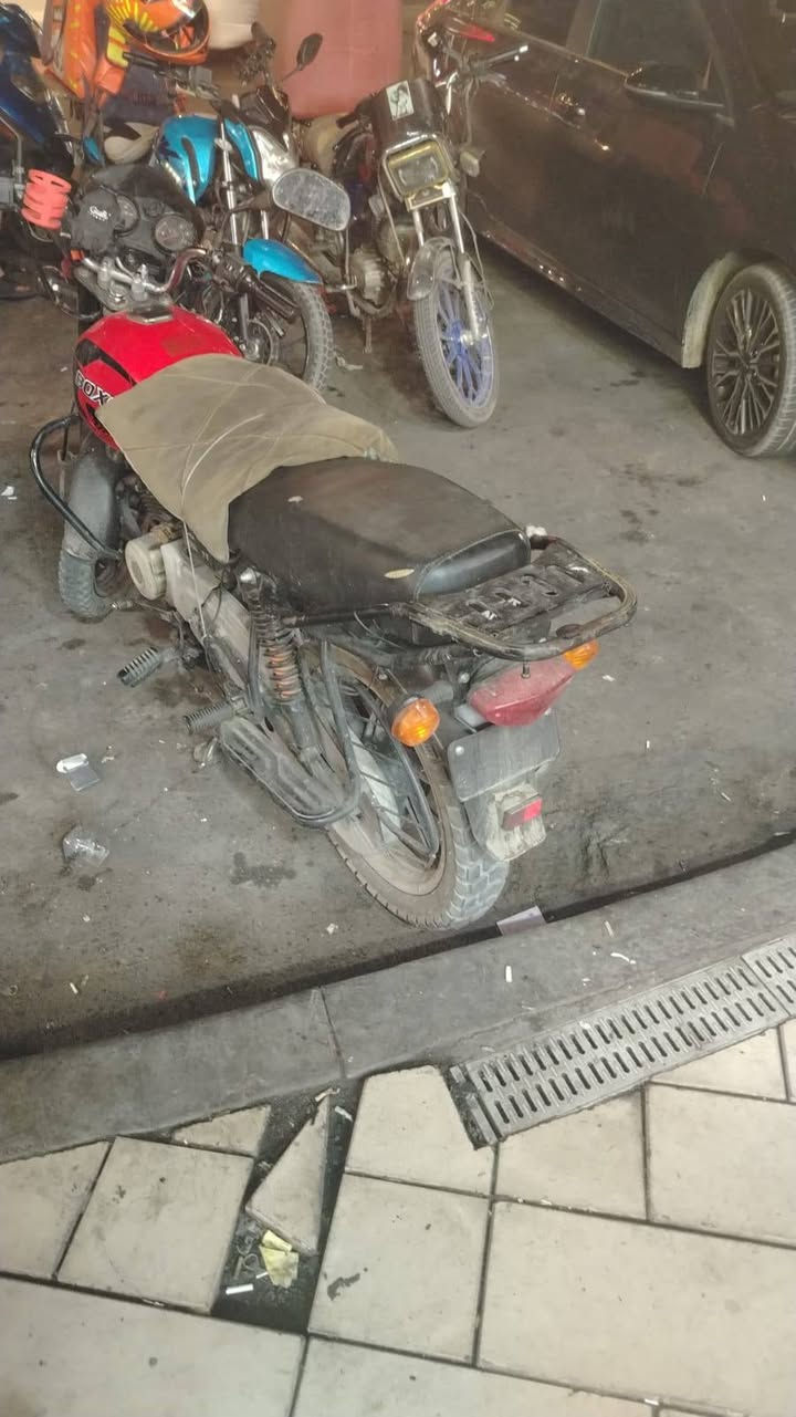 السلام عليكم بوكسر للبيع بس شراي خلي يجي لحد يتعبني فدوا اروحلك اوراق ٧ كاملات بيها صوت نل جواكيج بس دراجه كامله اينقص مابيها ***********
