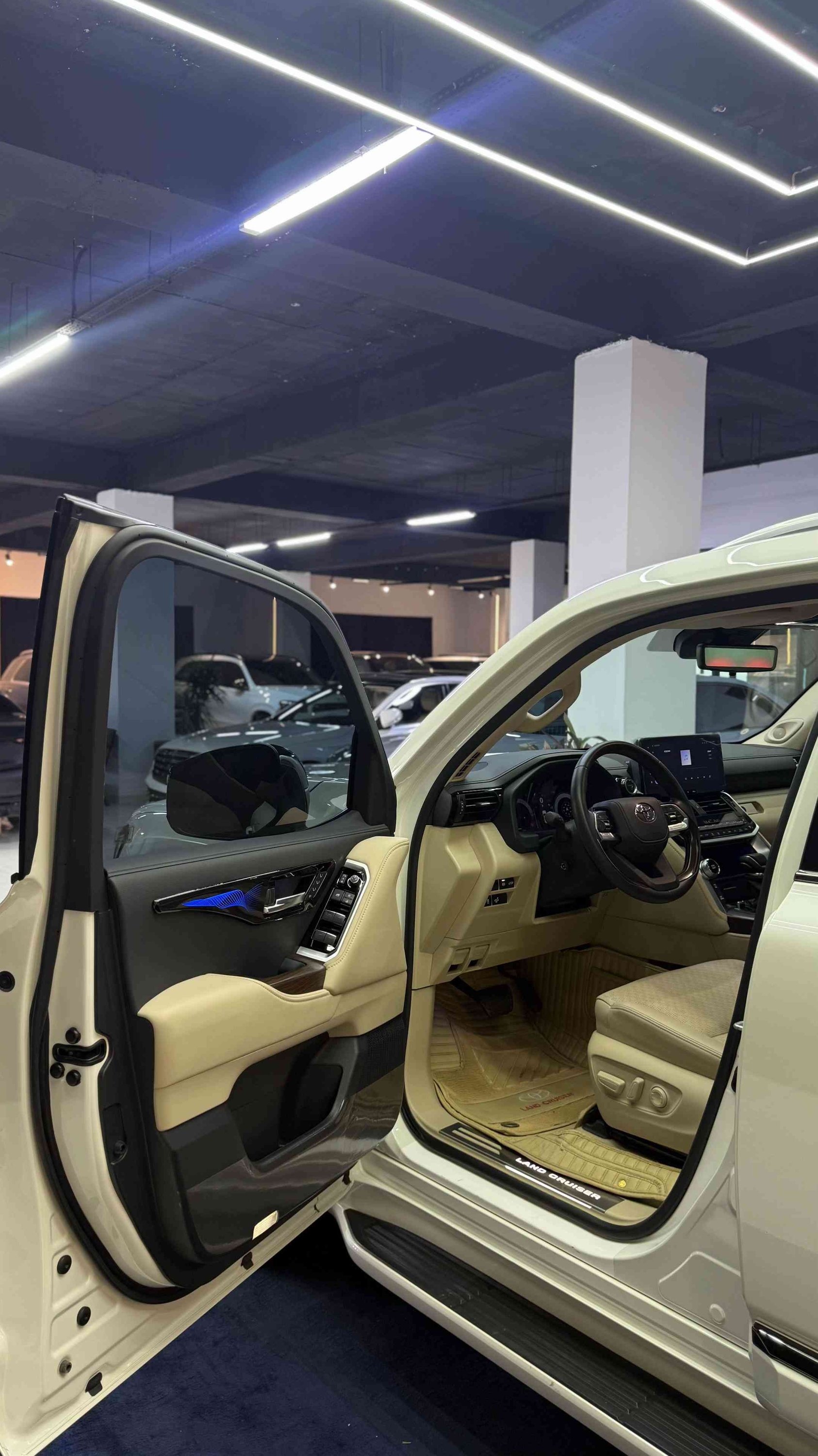 Toyota-land cruiser 2025 clean title VX twin turbo hybrid Full option 12,000 km white & yellow Call for price: *********** ***********
