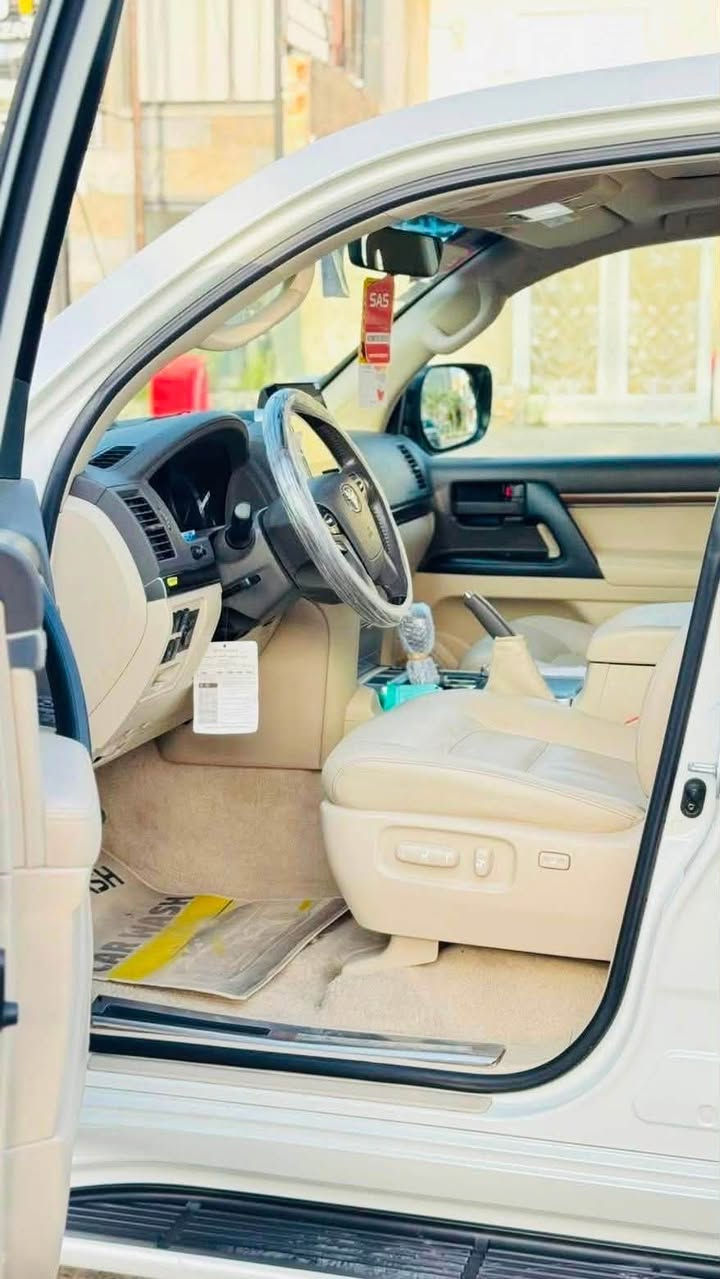 لاندكروز .SAS  موديل.2019 رقم بغداد
المواصفات
.الفئة GXR
.حجم المحرك V8
.شاشه كبيره ام الدعاء
.5 بصمات
.جنطه كهرباء 
.حساسات امامي وخلفي 
. داخل جلد 
.كشنات كهرباء 
.ثلاجه 
.شاشات عدد 3
.فتحه سقف 
.تحكمات استيرن 
.مانع انزلاق 
.نضام نزول المنحدرات 
.نضام اقتصاد البانزين .ECONOMY 
.نضام صوت 
               mark   Levinson
.مري كهرباء شفط + نضام الترحيب + اشاير بلمري
.مثبت سرعه 
. زراكات
.ثلاث قطع تبريد
.تحكمات ستيرن بلتوس اوكس
 .اضائه لد رئيسيه مع كشافات ضبابيه
(لحيه أمامية وخلفية) مع فتحة سقف كهربائية وسكك سقف (روف ريل).
 .ماشية 55 الف قابل لزياده
.مكفولة كفالة عامه من الشخط  ملاحظه/ ضررها دعاميه فقط وبارد بسيط 
.#السعر 48ونص الف وبيها مجال 
. سنوية بأسمي تحويل مباشر
مكان السياره بغداد 
للاستفسار
***********
