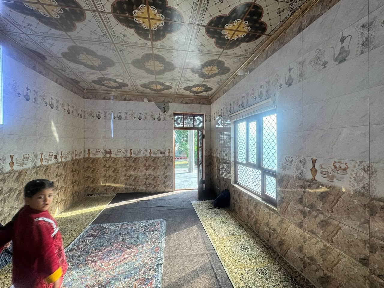 السلام عليكم بيت للبيع ركن طابو زراعي قرب السده قريب على جسر جامعه تكريت المكان صلاح الدين قضاء العلم الحاوي 
 عل تبليط. مباشر المساحه 725 متر شرط التحويل بيت 2 غرفه نوم ربعه هول موزع مطبخ حار بارد حديقه واسعه صحيات خارجيه سقوف كامل بس تجي تكعد ومكان نفه وحلو 
الشراي يتصل لاتعامل بل تعليق رجاء اتصل وتعال شوف وتدلل 
السعر 75 وبي شوي مجال قليل ***********
