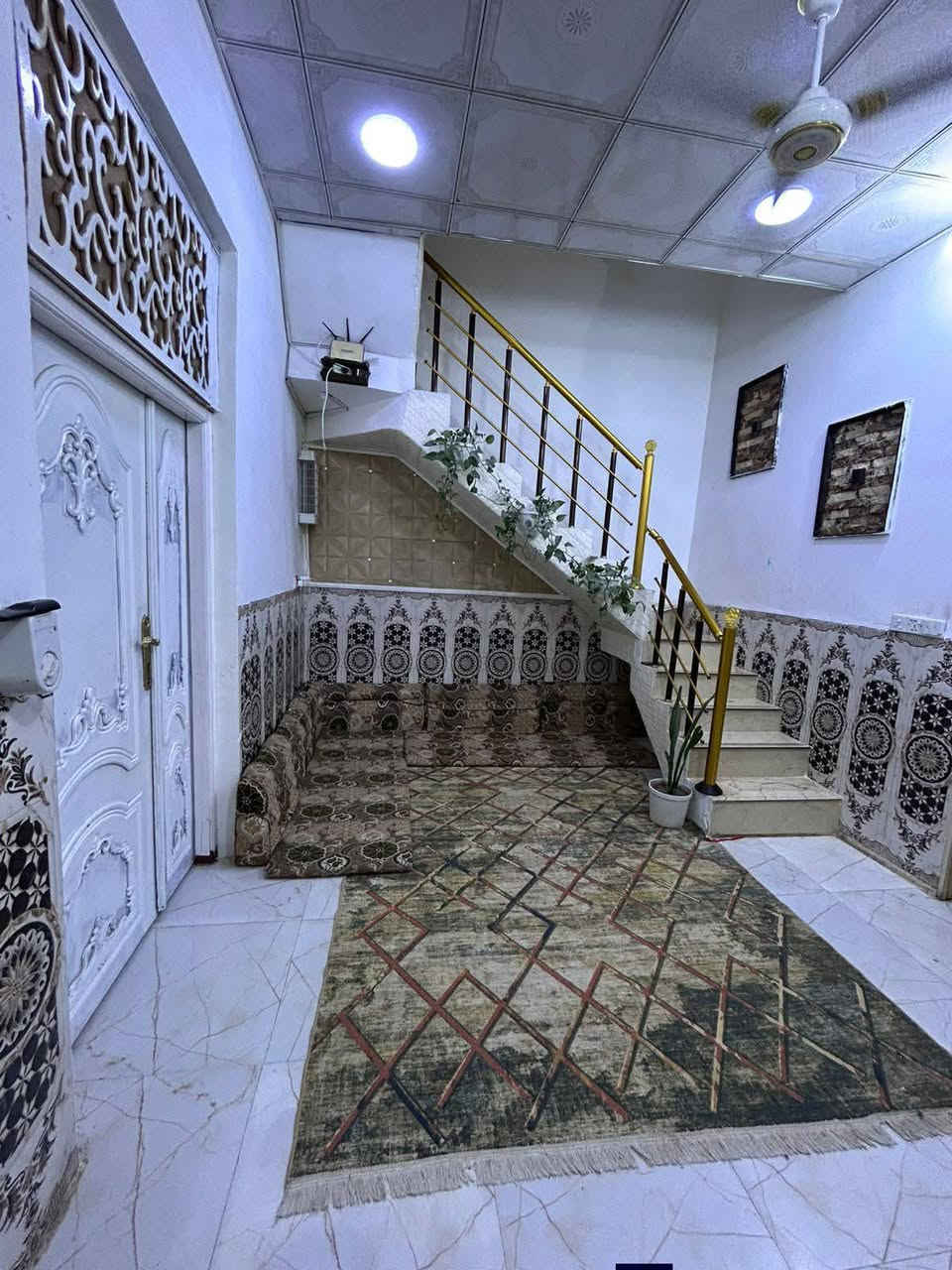 بيت للبيع في حي الاطارات
مساحه 50 متر طابقين 
يحتوي على صاله +استقبال +مطبخ +صحيات +غرفتين نوم 
استفسار ***********
