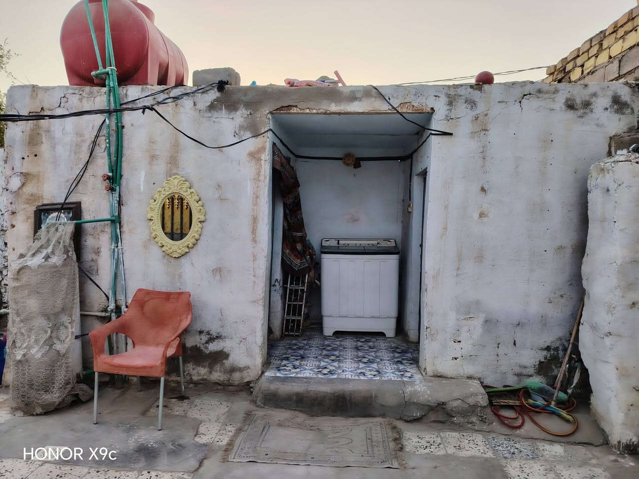 بيت للبيع مساحه 200 متر زراعي غرفتين نوم وصاله ومطبخ وصحيات خارجيه السعر 27 مليون وبي مجال بسيط 
العنوان حي ال طراد قرب قطاع 10

***********
