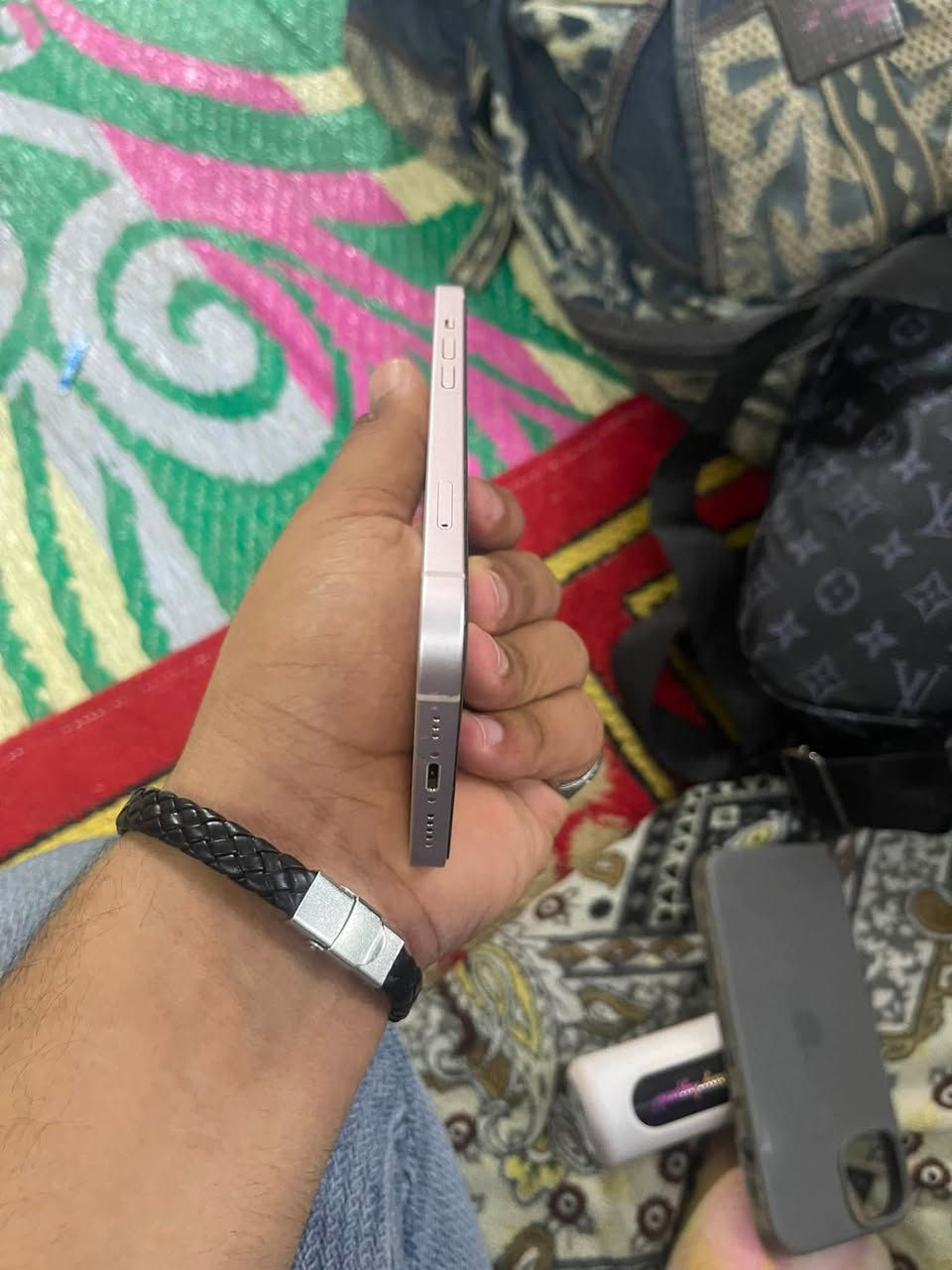 السلام عليكم جهاز 13بلاس جهاز آخو الجديد نضافه 100بطاريه 83ذاكره 128لون مميز وردي للبيع التواصل ***********
