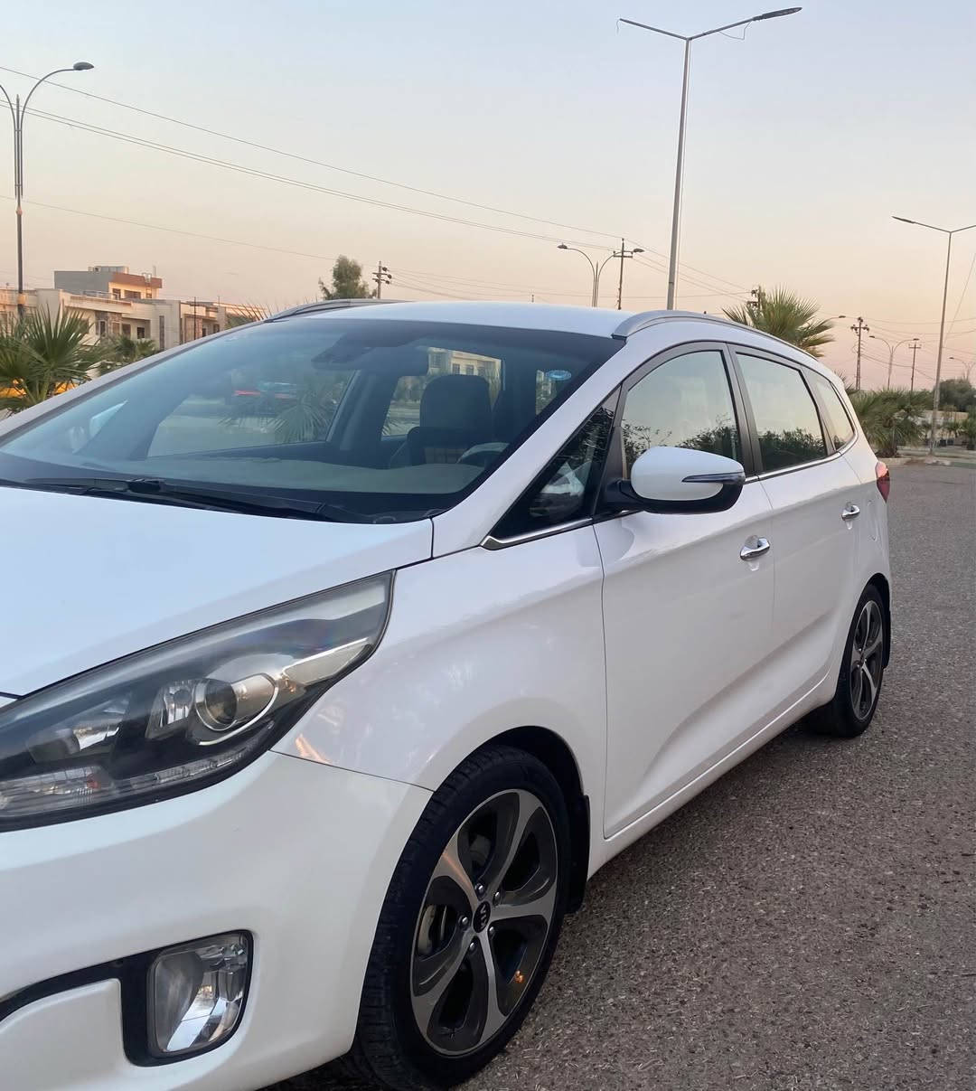 سيارة كيا كارينز موديل ٢٠١٤ ، خليجية من الشركة يمي مكفولة، فقط بيها ١٠ سم بالجاملغ الامامي عالبارد، سيارة فول عدا البصمة ، محرك ٢٠٠٠ دوش، حساس خلفي، تحكم ستيرن، تبريد قطعتين ثلج ،سبعة راكب،  رقم أربيل، مكان السيارة كركوك .
سيارة جاهزة من كل شي ، السيارة ماتحتاج مصرف دينار واحد . 
ماشية ١٥٩٠٠٠ كم . 
السعر ١٤٥ ورقة . 
رقم الموبايل *********** ديبيس, كركوك
