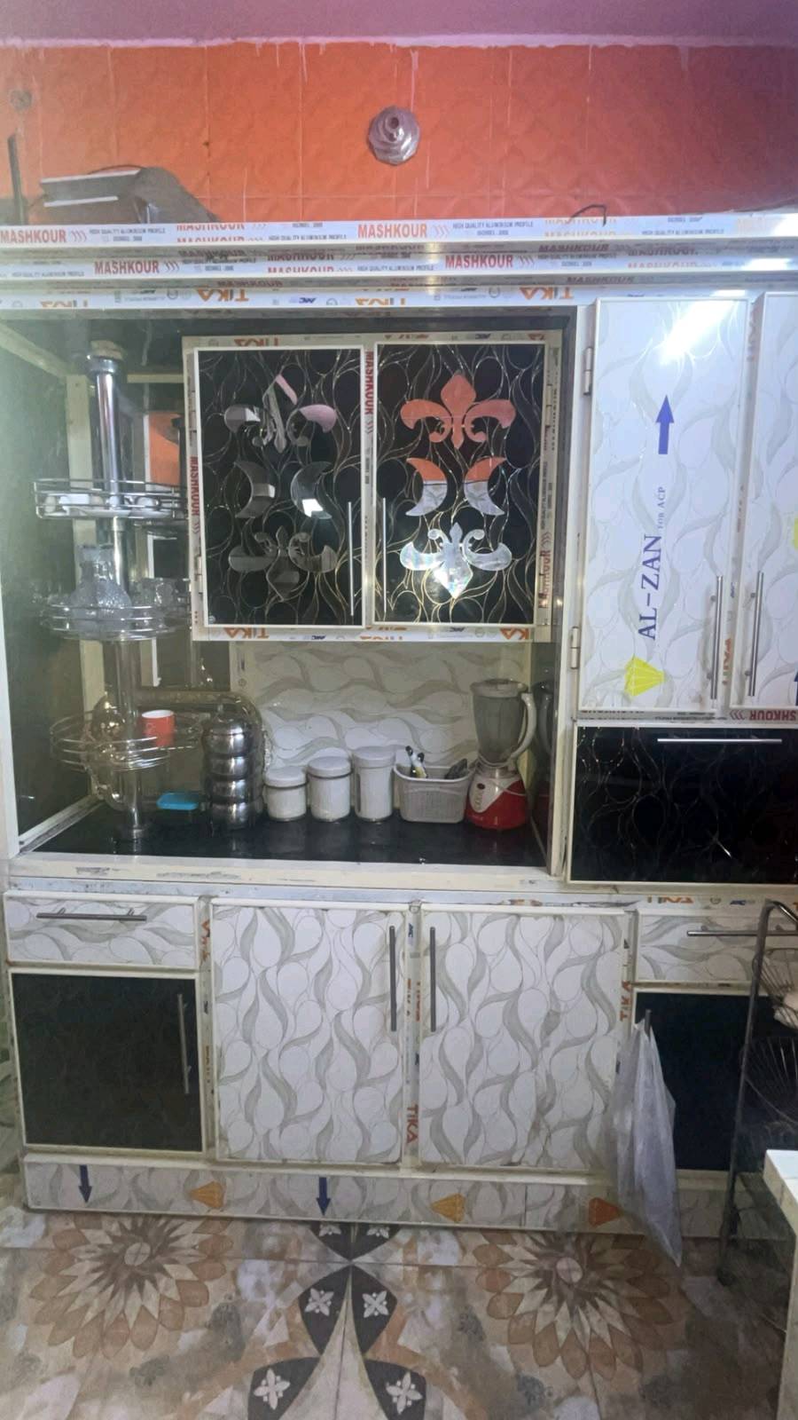 كاونتر للبيع نظيف السعر 250 وبي مجال العنوان الشعب حي التجار شارع الأسواق المركزيه الرقم ***********